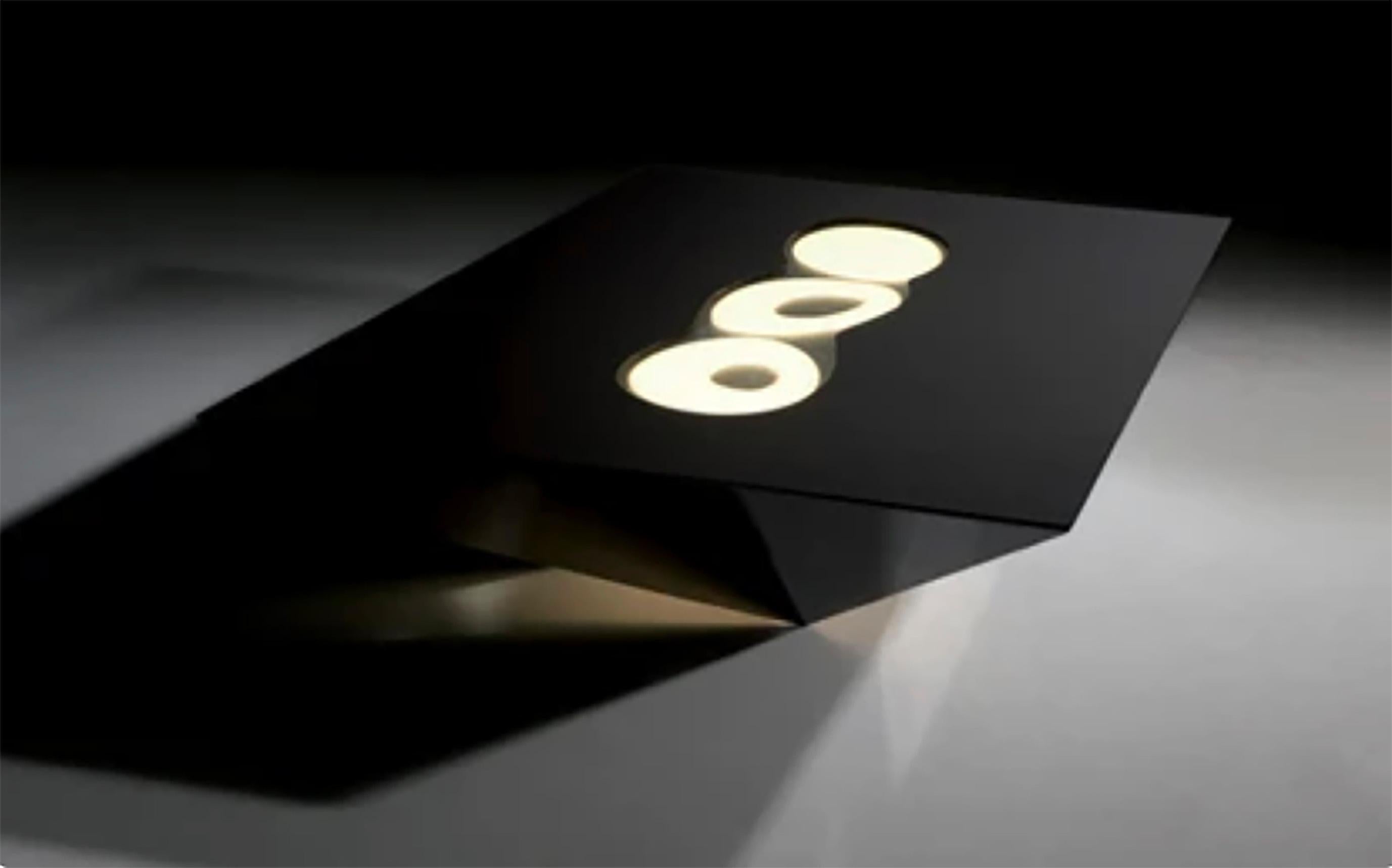Table basse lumineuse Saazs Black Limited Edition
Découvrez la luxueuse table basse Saazs, une œuvre d'art unique créée en édition limitée. Alliant métal blanc et verre lumineux conçu par Saint Gobain, cette table offre une esthétique moderne et un