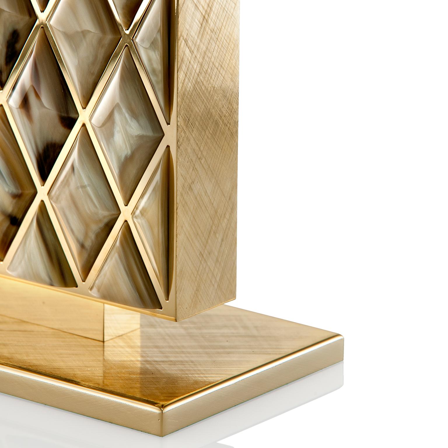 Die mit viel Liebe zum Detail gefertigte Tischleuchte Saba ist eine zeitlose Dekoration, die auf einem Beistelltisch oder als Paar neben dem Bett Platz findet. Hervorragende Stücke aus Corno Italiano, die von Hand geschliffen wurden, um an wertvolle