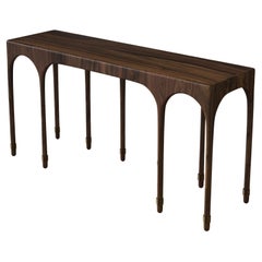 Mesa consola Sabai de nogal americano por Hegi Design House