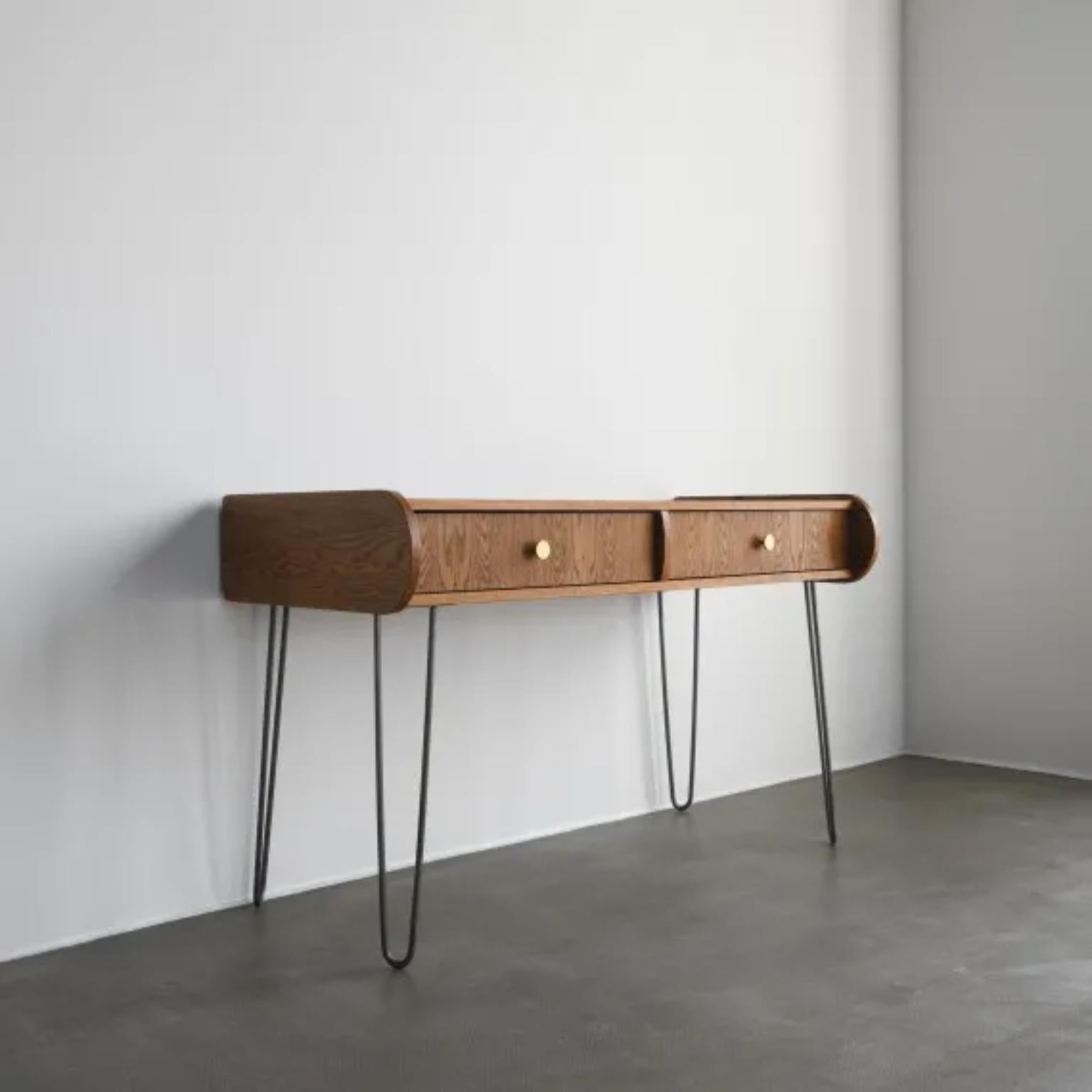 Grand bureau Saban par Pastform
Dimensions : D 60 x L 144 x H 76 cm.
MATERIAL : Bois teinté et verni.

Disponible en différentes couleurs de bois : Whisky, Rhum, BPA, Nobel, Brandy, Schwarz et Natura. Disponible en deux largeurs différentes :