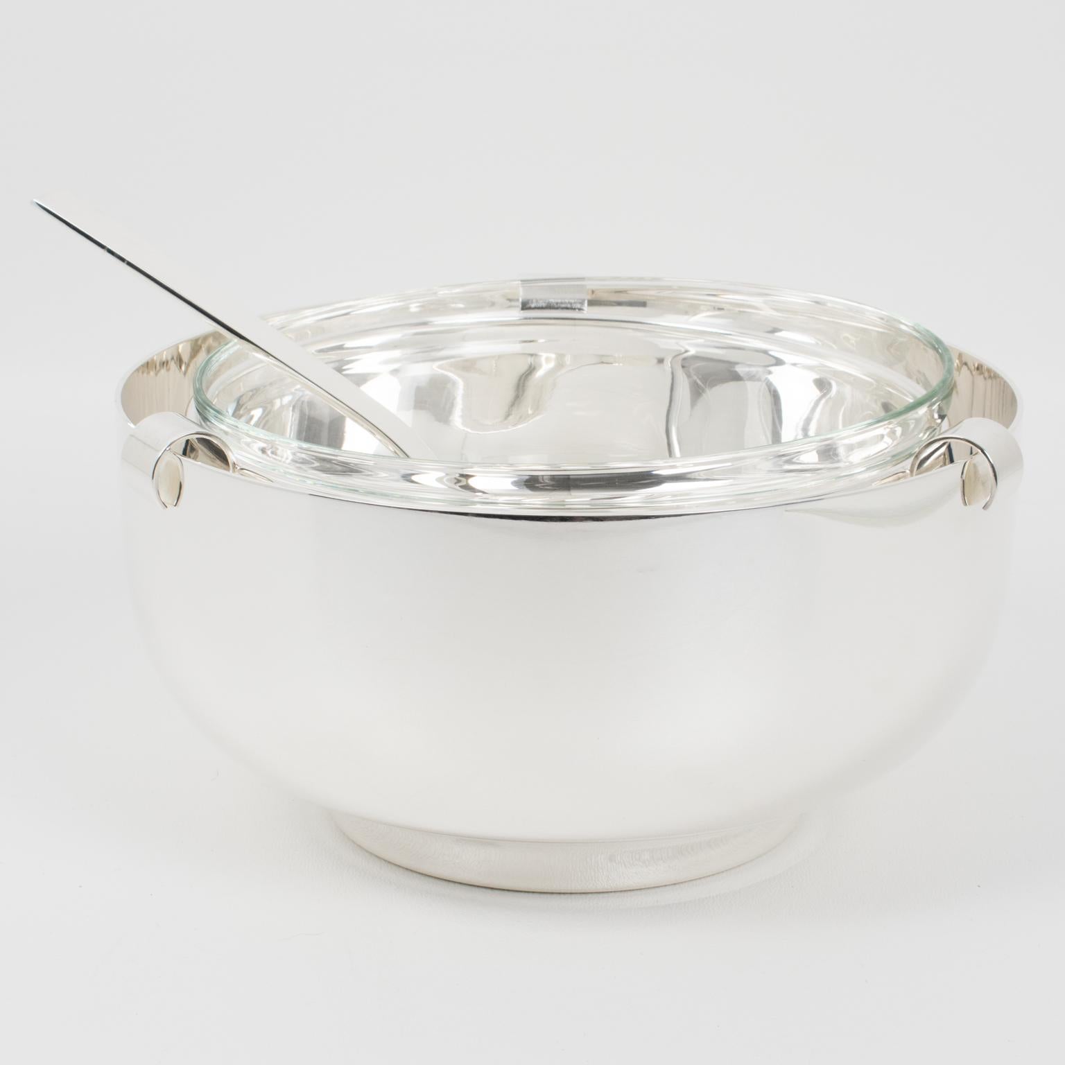 Lino Sabattini diseñó este cuenco, plato o enfriador modernista de plata y cristal de caviar para su marca Sabattini Argenteria, hacia 1980. El sofisticado diseño presenta una forma geométrica aerodinámica, con un recipiente para hielo redondeado de