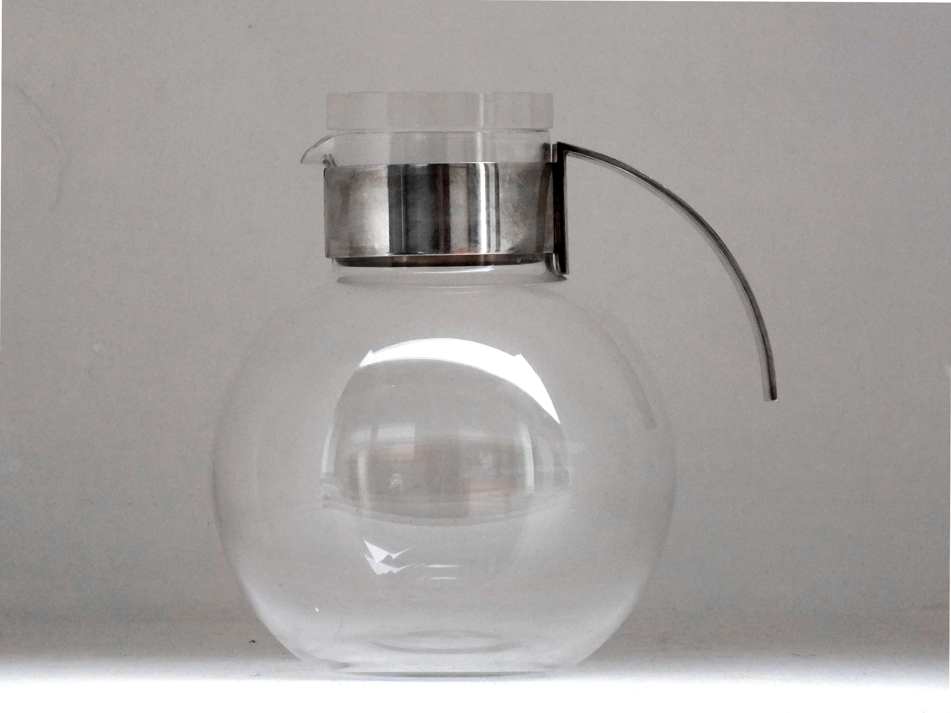 Sabattini Lino Italien Design Jahre '70 raffinierte Glaskanne in Kristall, versilbert
Griff und Originalstopfen aus Plexiglas.
hierin  Elegantes Objekt, die Signatur ist im Stiel und im Glas vorhanden.
Lino Sabattini war einer der bedeutendsten
