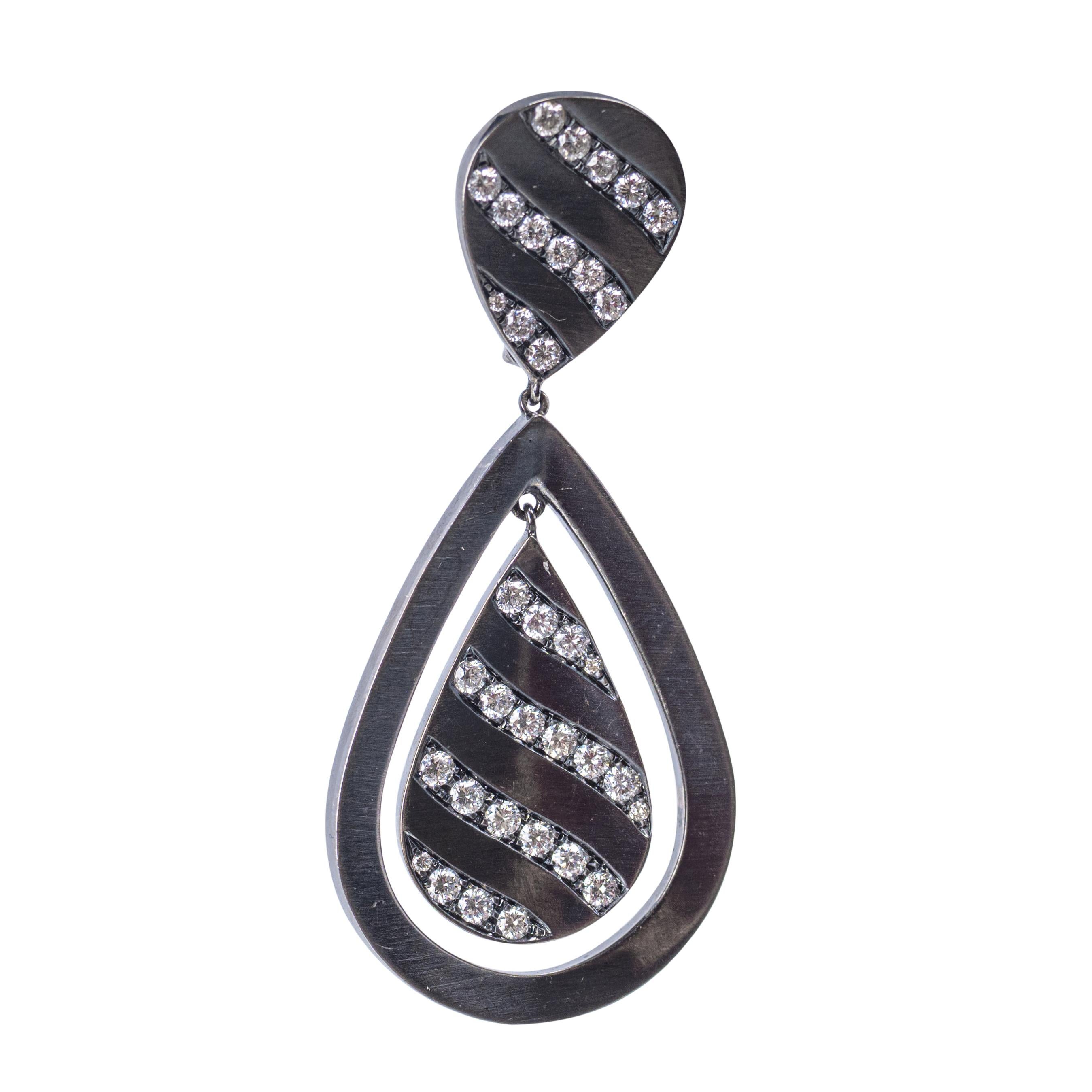 Sabbadini Boucles d'oreilles pendantes à rayures en or blanc 18 K et diamants Bon état - En vente à Palm Beach, FL