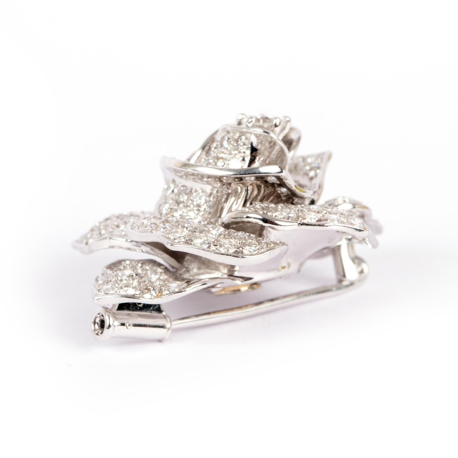 Taille brillant Sabbadini Broche rose en or blanc 18 carats et diamants en vente