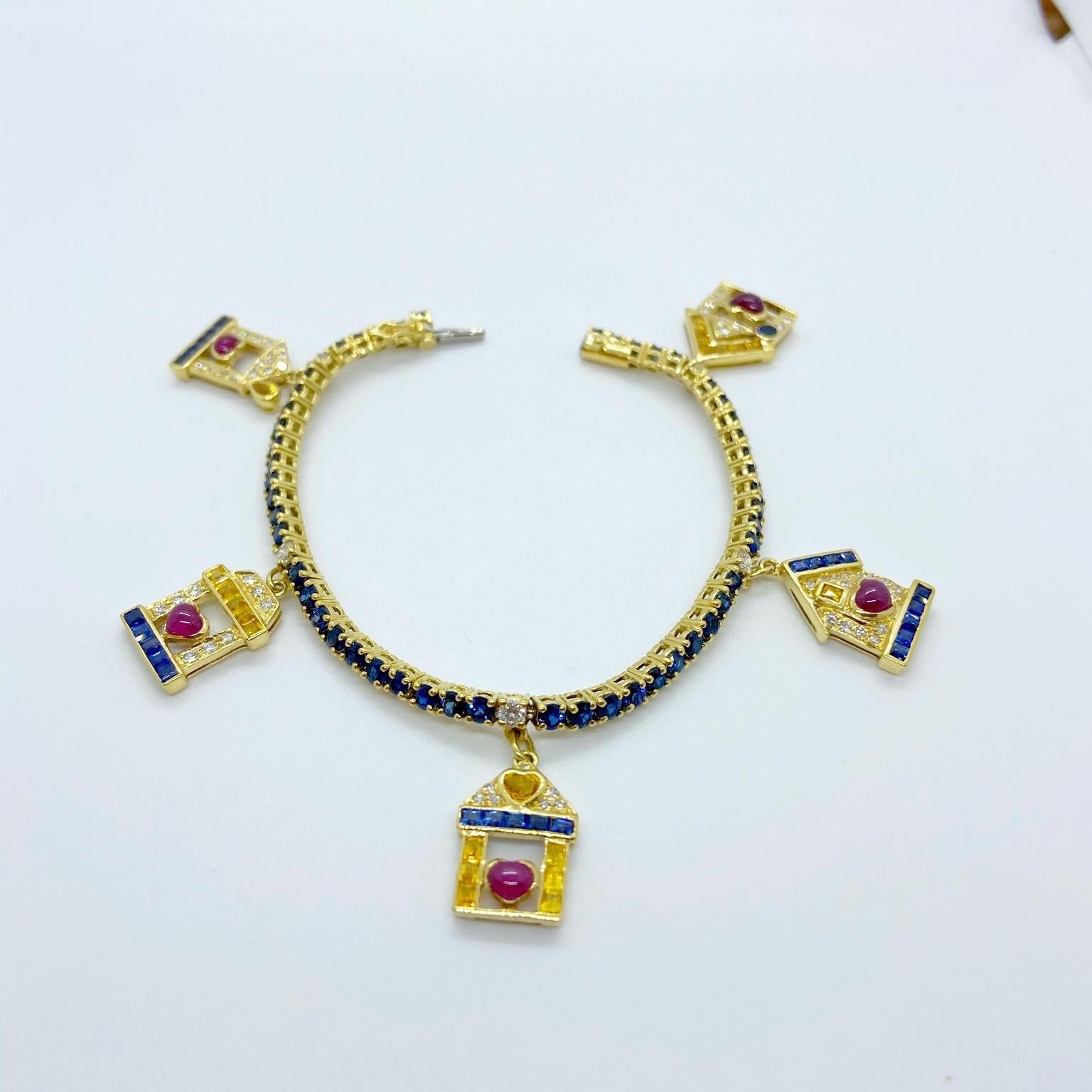 Créé par les célèbres bijoutiers italiens Sabbadini, ce bracelet à breloques en or jaune 18 carats est une pièce unique qui affiche le message 