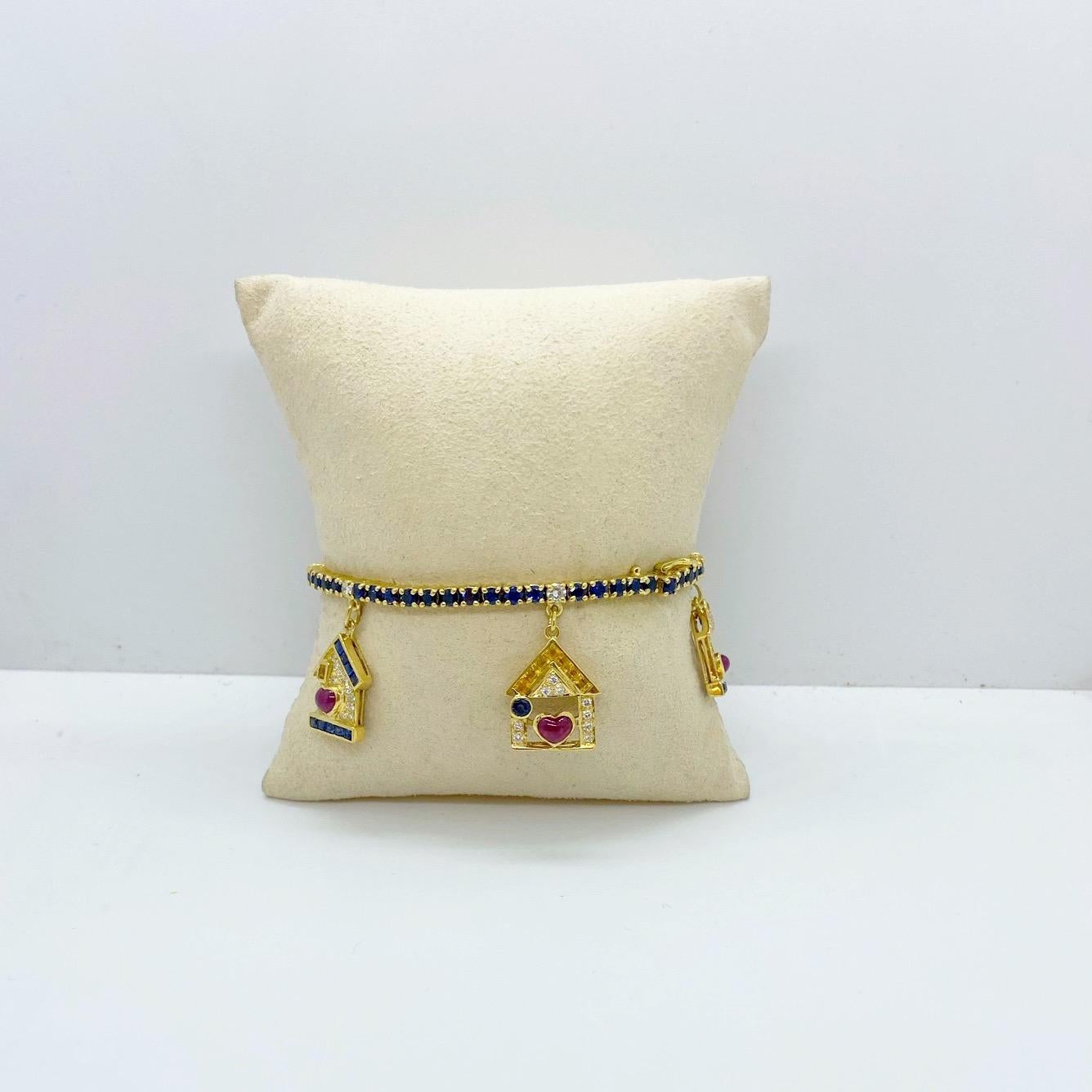 Taille cœur Sabbadini Bracelet en or 18 carats avec breloques Maison en diamant, rubis et saphir en vente