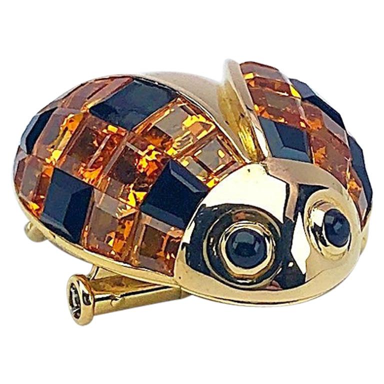 Broche mariquita Sabbadini de oro amarillo de 18 quilates, 6,02 ct. Zafiros amarillos y ónix negro