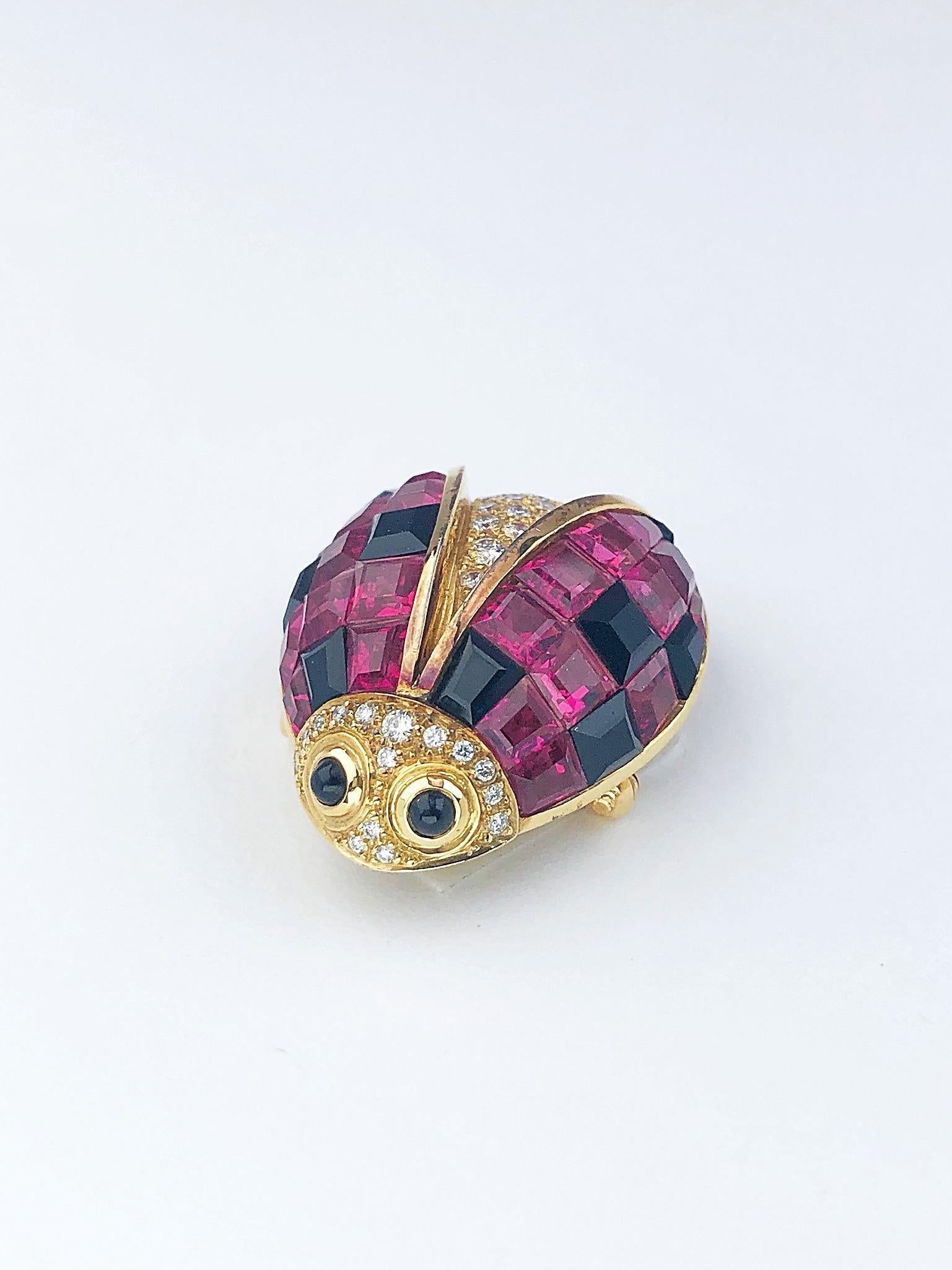 Started in the 1940's Sabbadini of Italy is known throughout the world for their artisinal excellence and creative design.
Their creativity shines in this 18 karat yellow gold lady bug brooch. The wings art artfully set with square cut pink