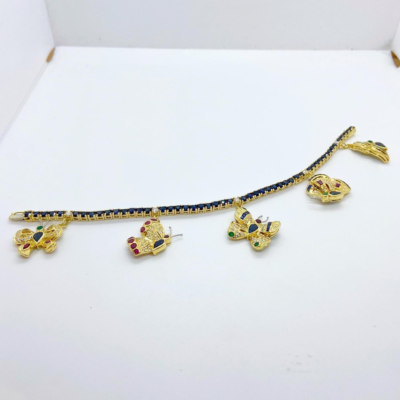 Sabbadini 18KT YG Schmetterlings-Charm-Armband mit Diamanten, Saphiren, Rubinen, Smaragden (Tropfenschliff) im Angebot