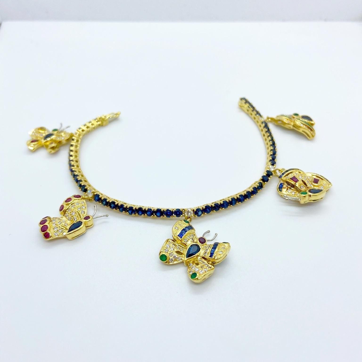 Sabbadini Bracelet à breloques papillon 18 carats YG avec diamants, saphir, rubis et émeraude Neuf - En vente à New York, NY