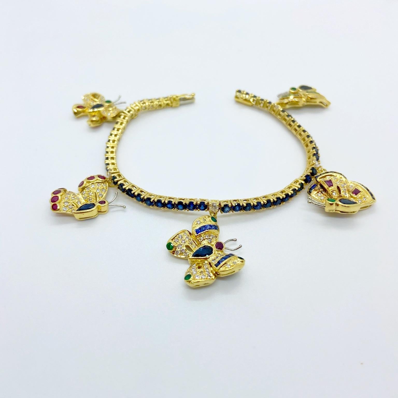 Sabbadini Bracelet à breloques papillon 18 carats YG avec diamants, saphir, rubis et émeraude Unisexe en vente