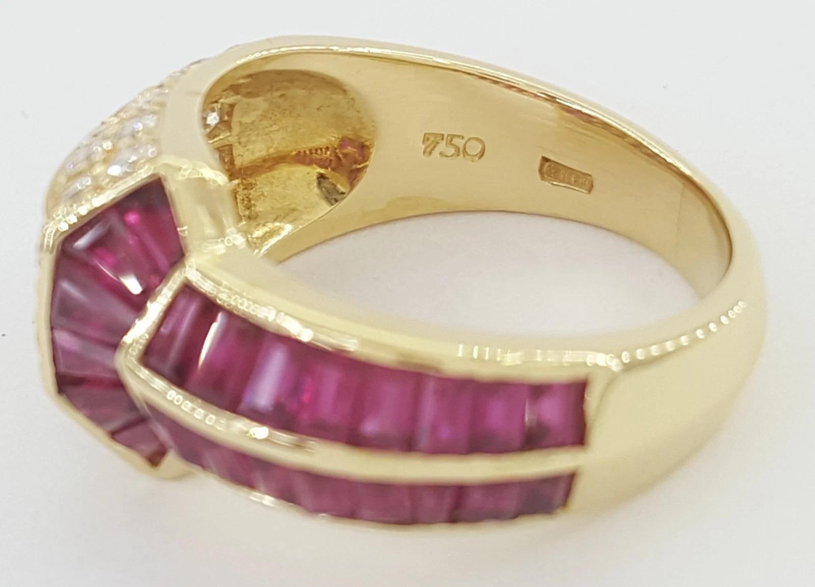 Anello Sabbadini con rubino taglio principessa e diamante tondo brillante da 2,35 carati in oro giallo 18 carati

Un audace ed elegante anello a fascia firmato Sabbadini, finemente realizzato in oro giallo 18 carati e incastonato con vibranti rubini