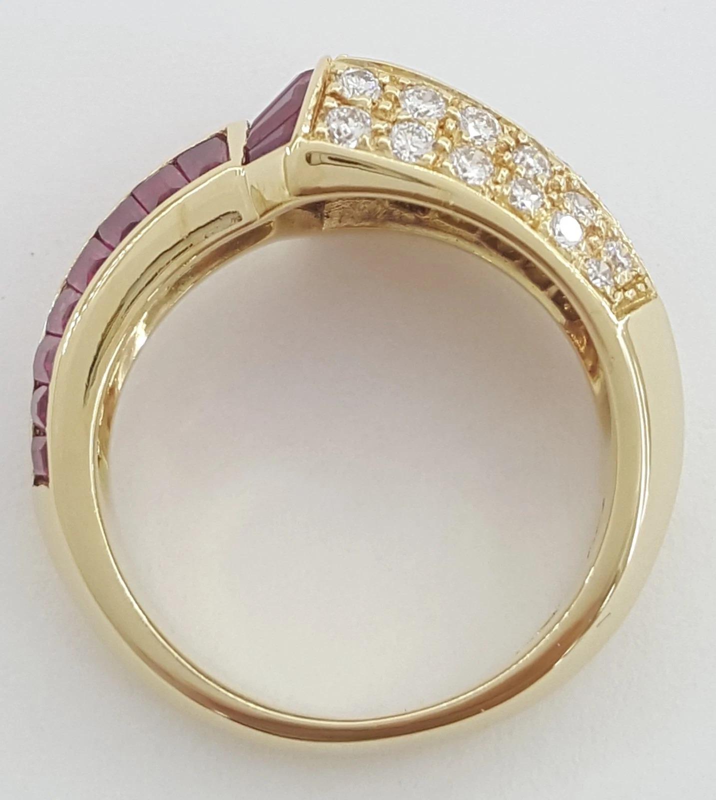 Contemporaneo Anello Sabbadini con rubino taglio principessa e diamanti tondi Brilliante da 2,35 carati in vendita
