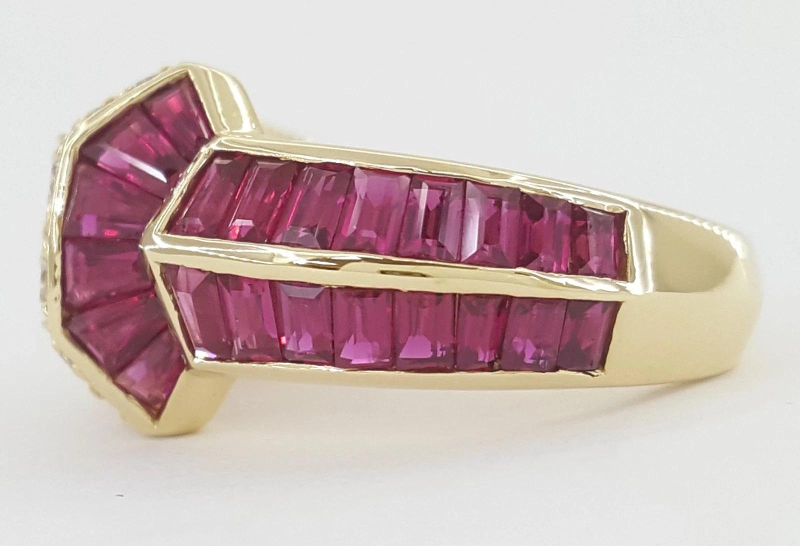Taglio baguette Anello Sabbadini con rubino taglio principessa e diamanti tondi Brilliante da 2,35 carati in vendita