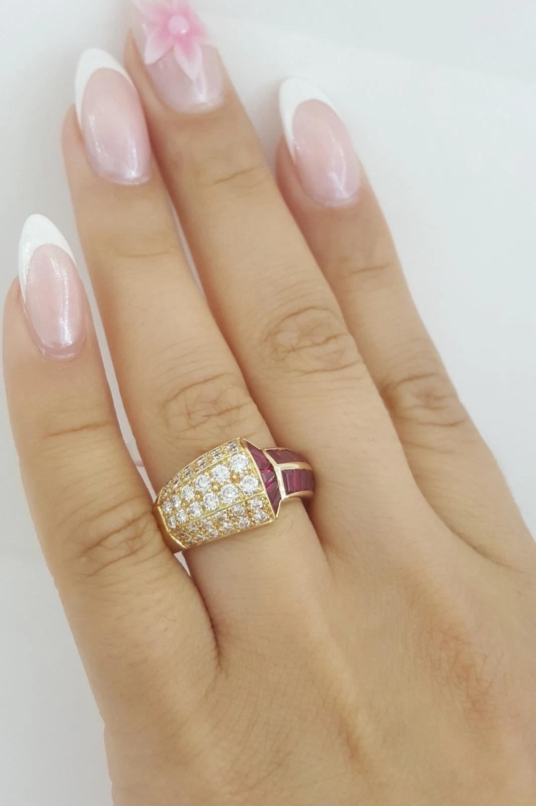 Anello Sabbadini con rubino taglio principessa e diamanti tondi Brilliante da 2,35 carati In condizioni ottime in vendita a Chicago, IL
