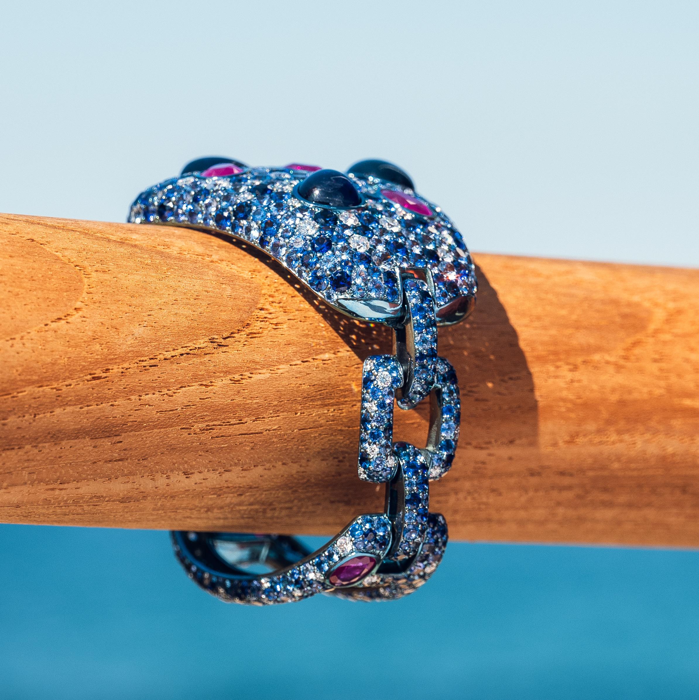 Sabbadini 51 Karat Blauer Saphir Titan-Armband mit Rubinen und Diamanten (Zeitgenössisch) im Angebot