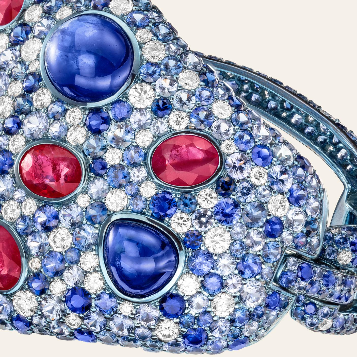 Sabbadini 51 Karat Blauer Saphir Titan-Armband mit Rubinen und Diamanten (Cabochon) im Angebot