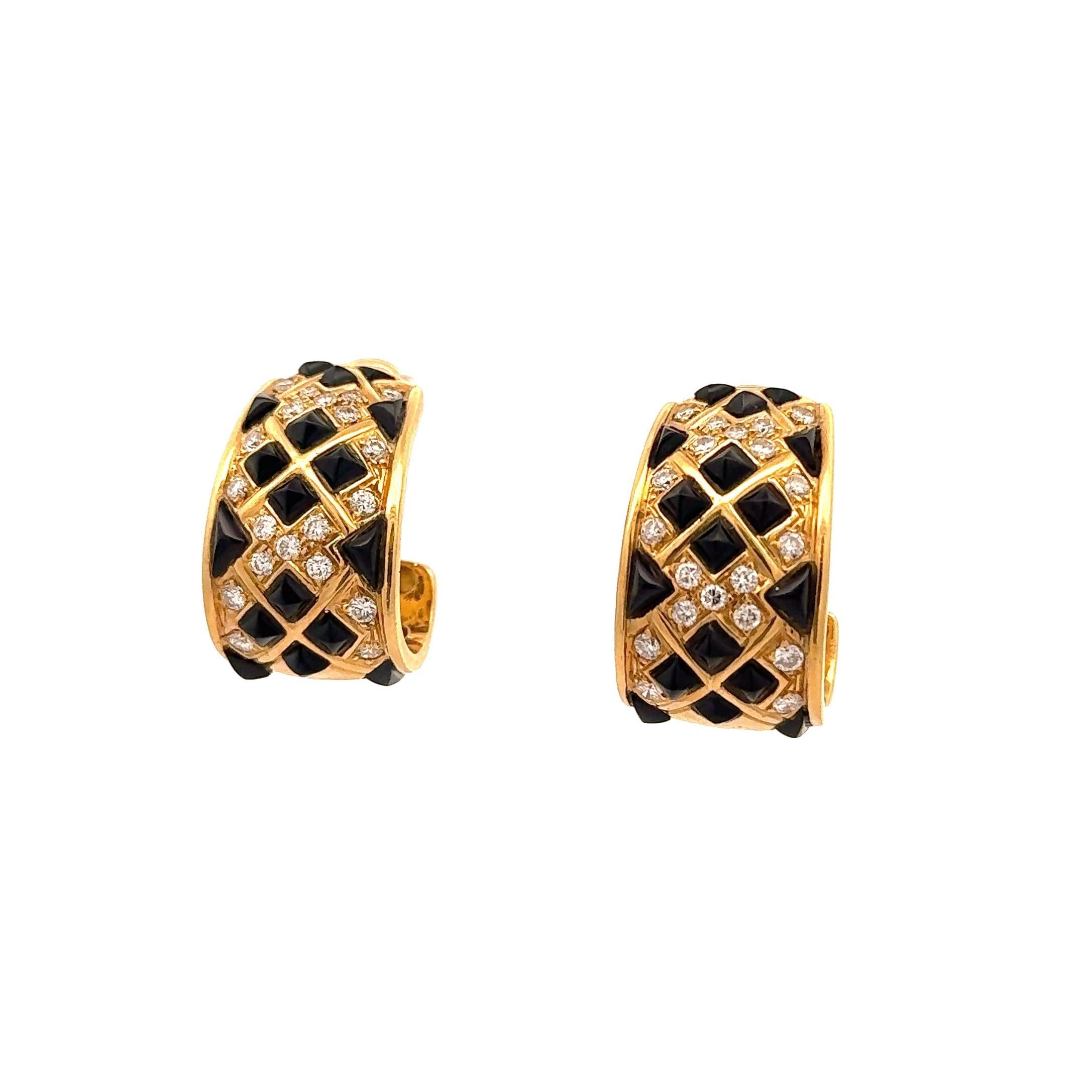 Realizzati in oro giallo 18 carati, questi orecchini a clip sono un pezzo forte. Con 2 carati di diamanti bianchi a taglio rotondo, creano un contrasto abbagliante con i cabochon di onice nera a forma di pan di zucchero. L'intricato design a