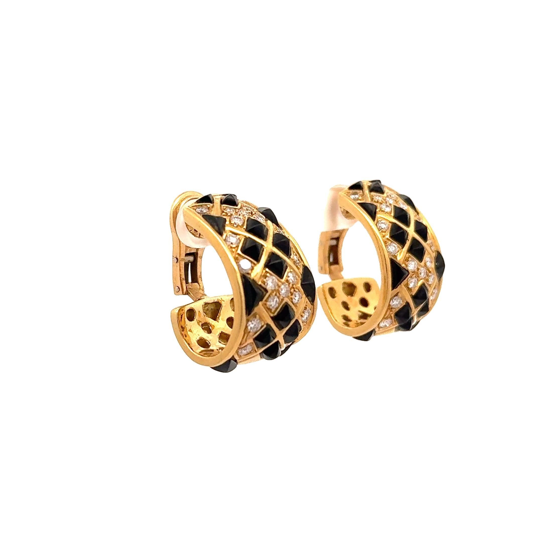 Taglio rotondo Orecchini a cerchio a clip in oro giallo 18k con diamante e onice nero Sabbadini in vendita