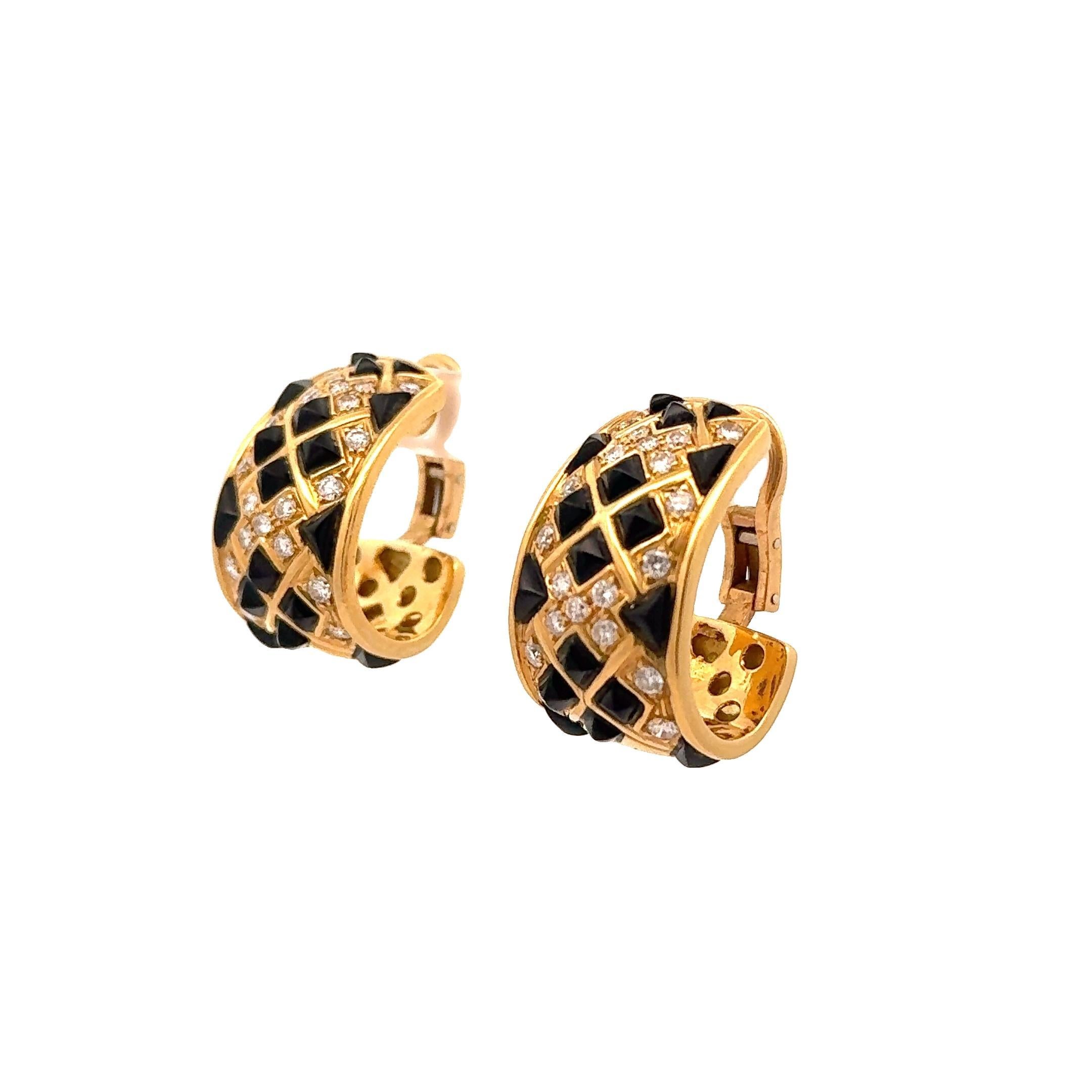 Orecchini a cerchio a clip in oro giallo 18k con diamante e onice nero Sabbadini In condizioni ottime in vendita a Beverly Hills, CA