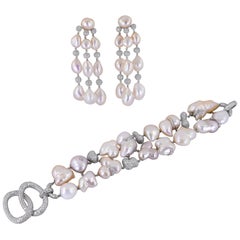 Suite de bracelets et de boucles d'oreilles en or blanc avec perles et diamants de Sabbadini