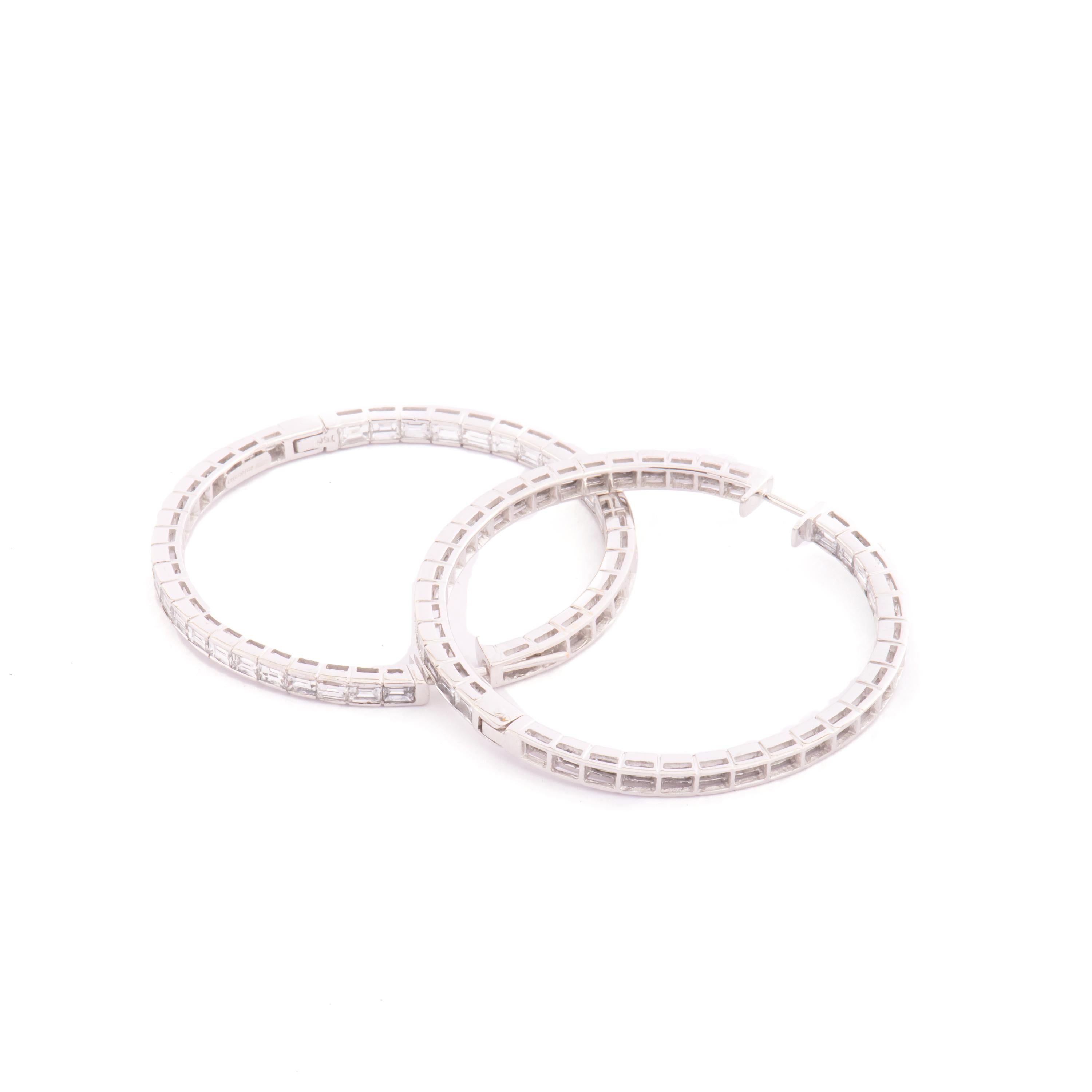 Das perfekte Paar Reifen aus 18-karätigem Gold und Diamanten!

6,82 Karat weiße Diamanten im Baguetteschliff, Farbe F/G, gefasst innerhalb und außerhalb des Reifs für maximales Funkeln!