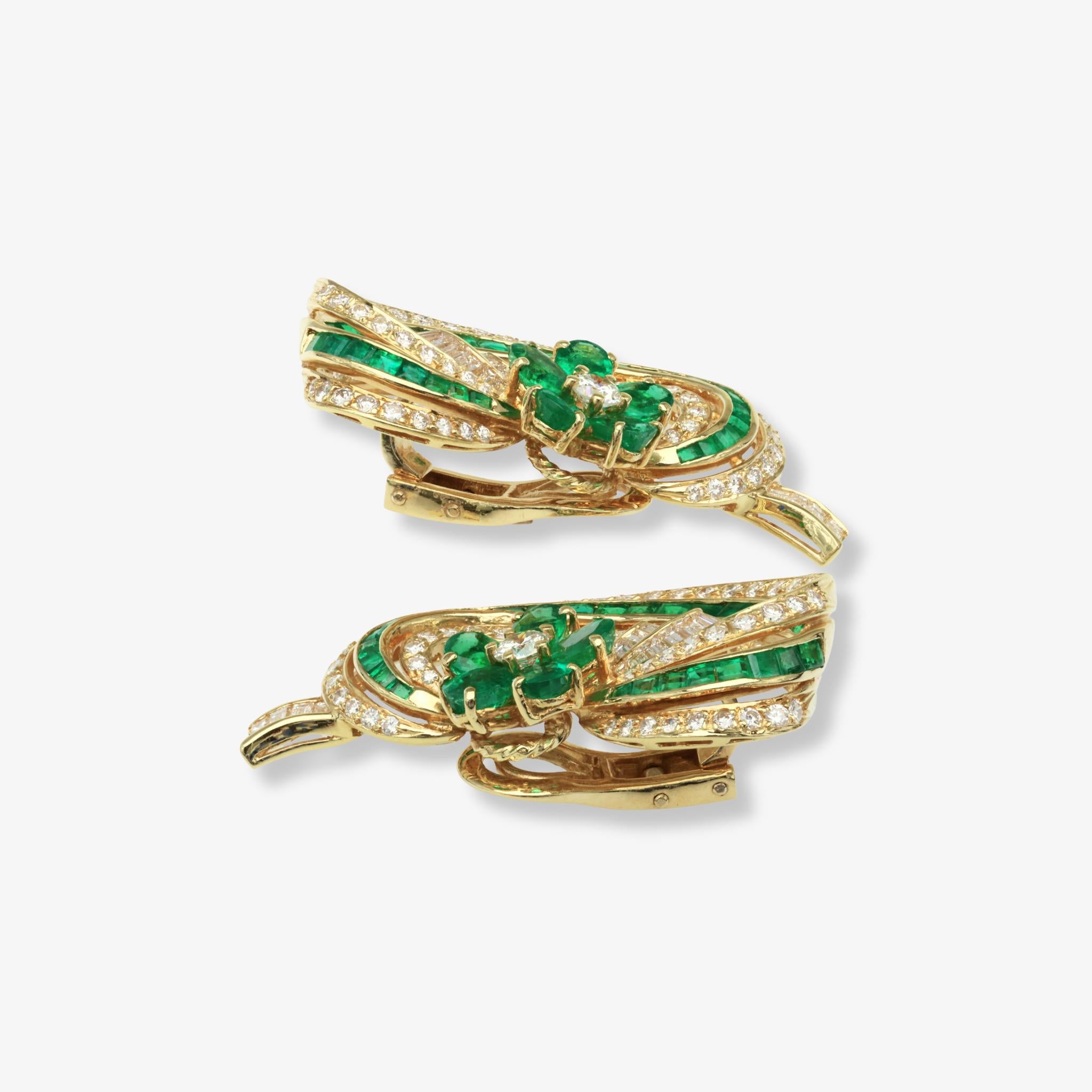 Taglio ovale Orecchini Sabbadini con motivo floreale di smeraldi e diamanti in oro giallo 18 carati in vendita