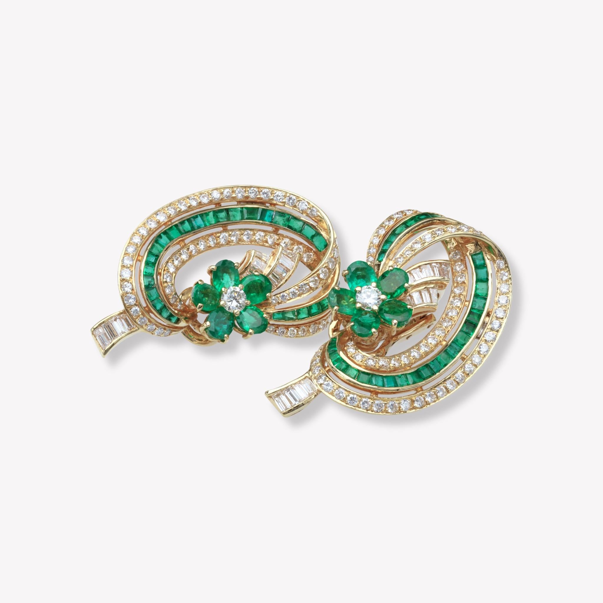Moderno Orecchini Sabbadini con motivo floreale di smeraldi e diamanti in oro giallo 18 carati in vendita