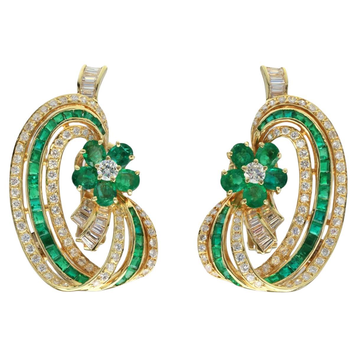 Un paio di orecchini scolpiti in oro giallo 18 carati di Sabbadini, con smeraldi e diamanti incastonati in un disegno floreale e a volute.

Disegnati e realizzati a mano da Sabbadini, questi orecchini con smeraldi e diamanti esemplificano il