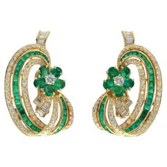 Boucles d'oreilles en or jaune 18 carats à motif floral d'émeraudes et de diamants Sabbadini