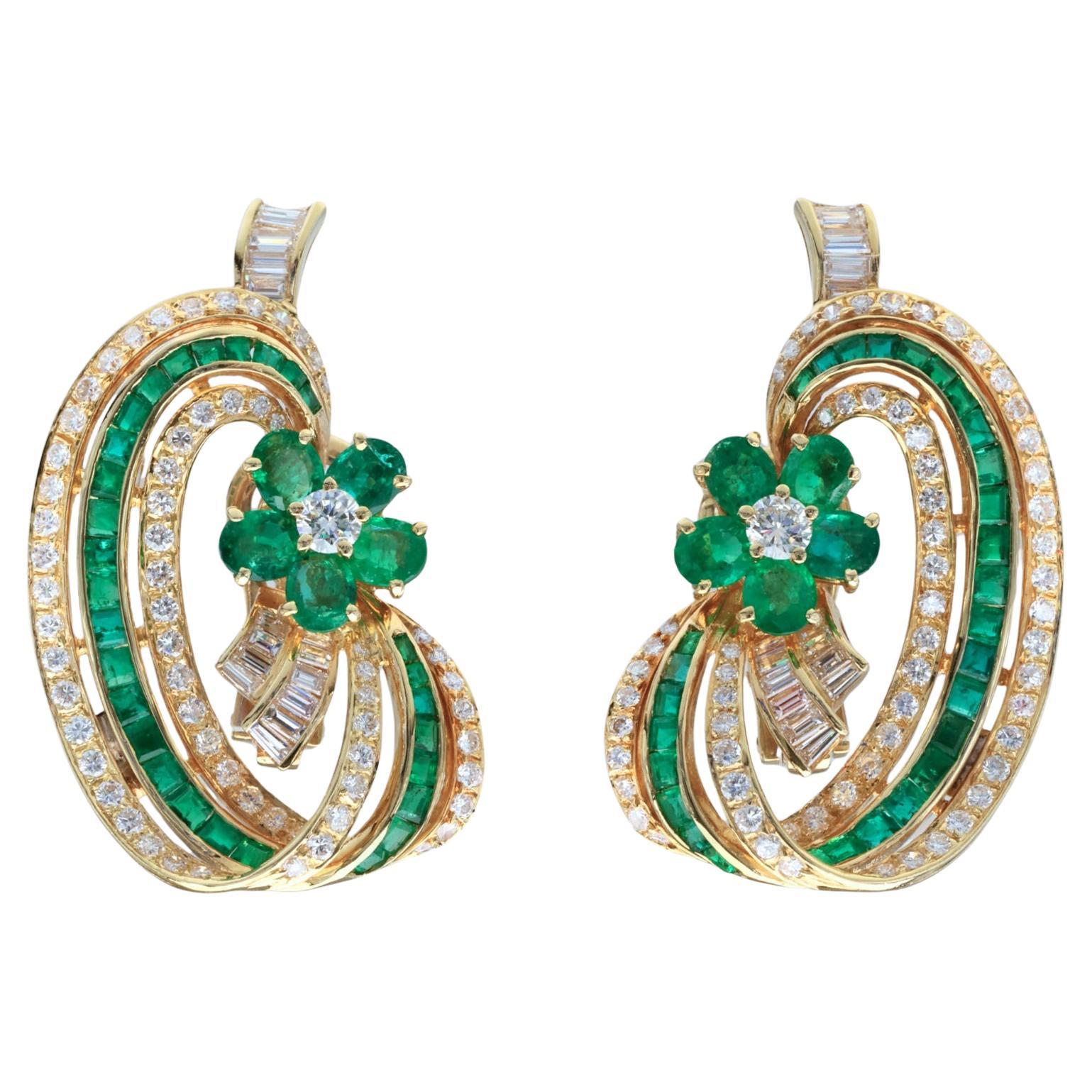 Orecchini Sabbadini con motivo floreale di smeraldi e diamanti in oro giallo 18 carati