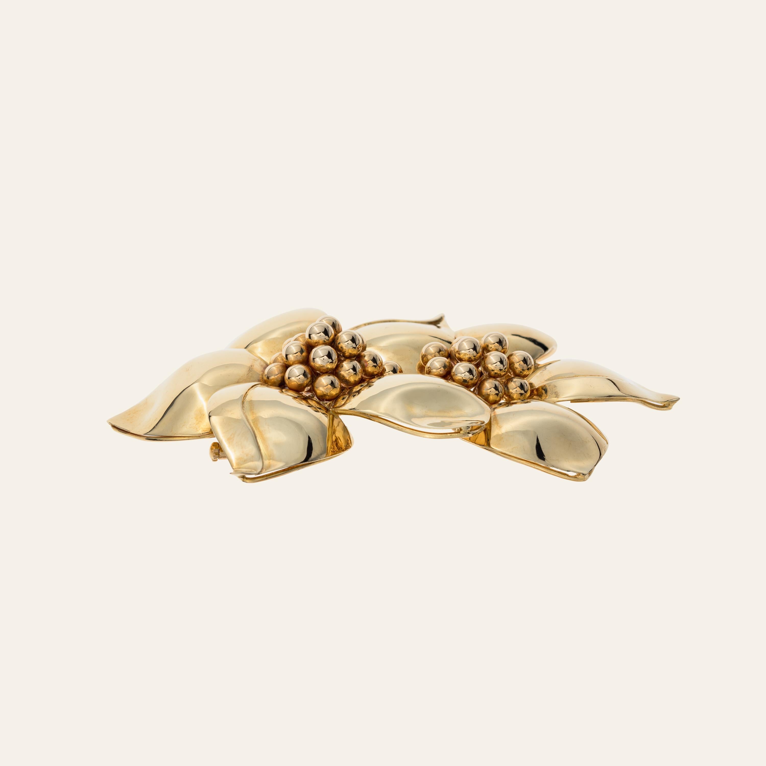 Sabbadini Jewelry, Flower Yellow Gold Brooch.
18k Yellow gold 'double flower' brooch. 
Yellow Gold 38,80gr
Made In Italy
Via Montenapoleone
