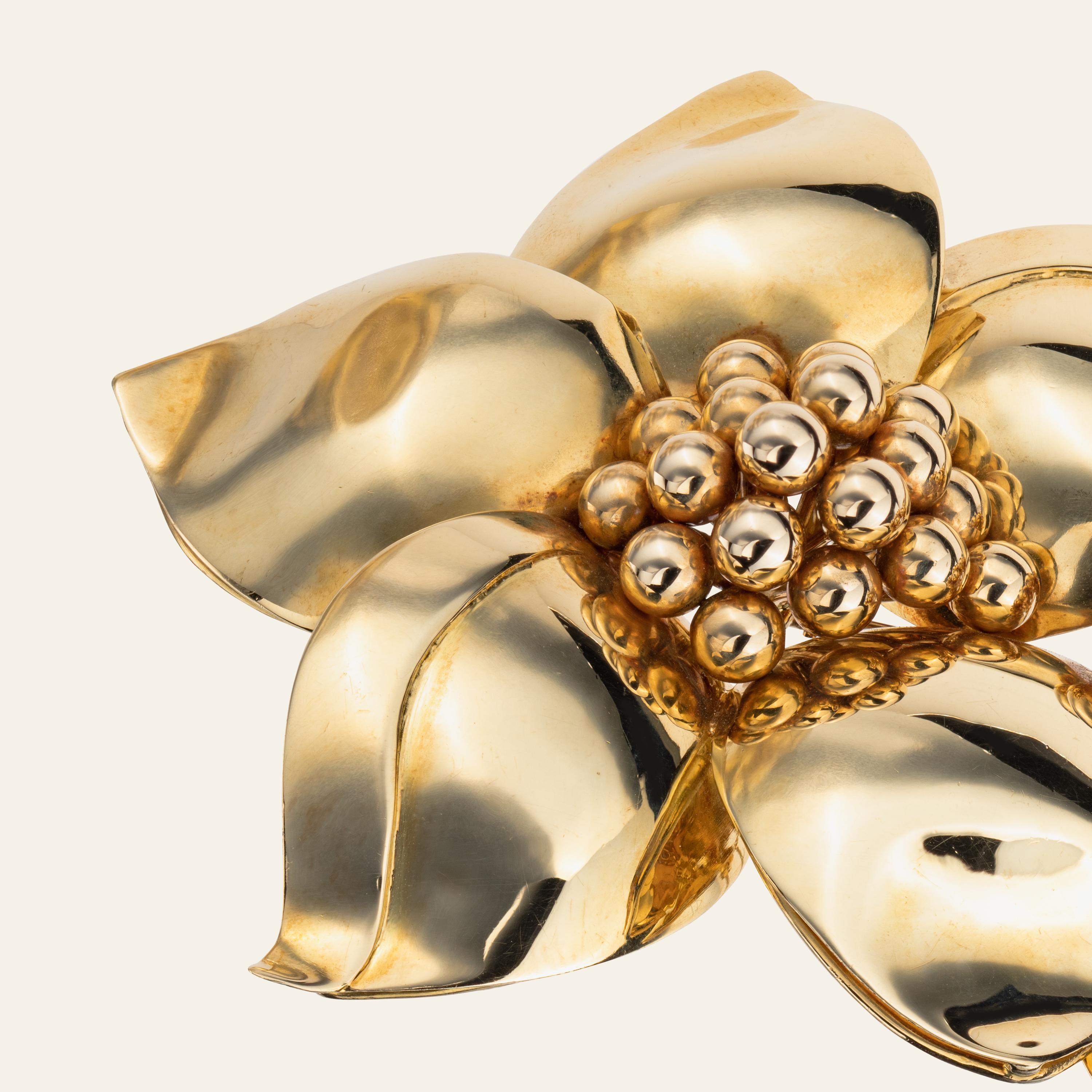 Sabbadini Flower Yellow Gold Brooch In New Condition For Sale In Milan, IT
