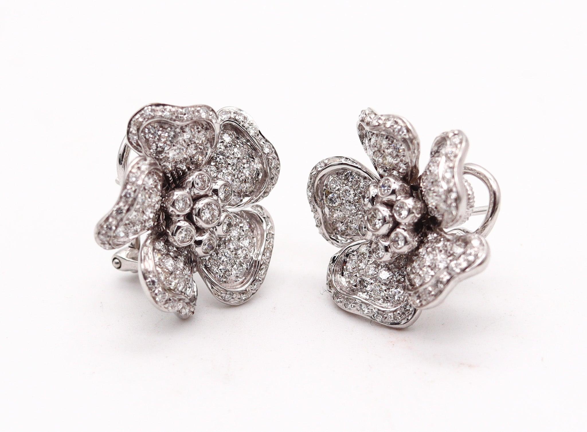 Coppia di orecchini a clip con diamanti disegnati da Sabbadini.

Questi bellissimi orecchini a clip sono stati creati a Milano dalla casa di gioielli Sabbadini. Questi orecchini contemporanei sono stati realizzati a forma di fiori a cinque petali in