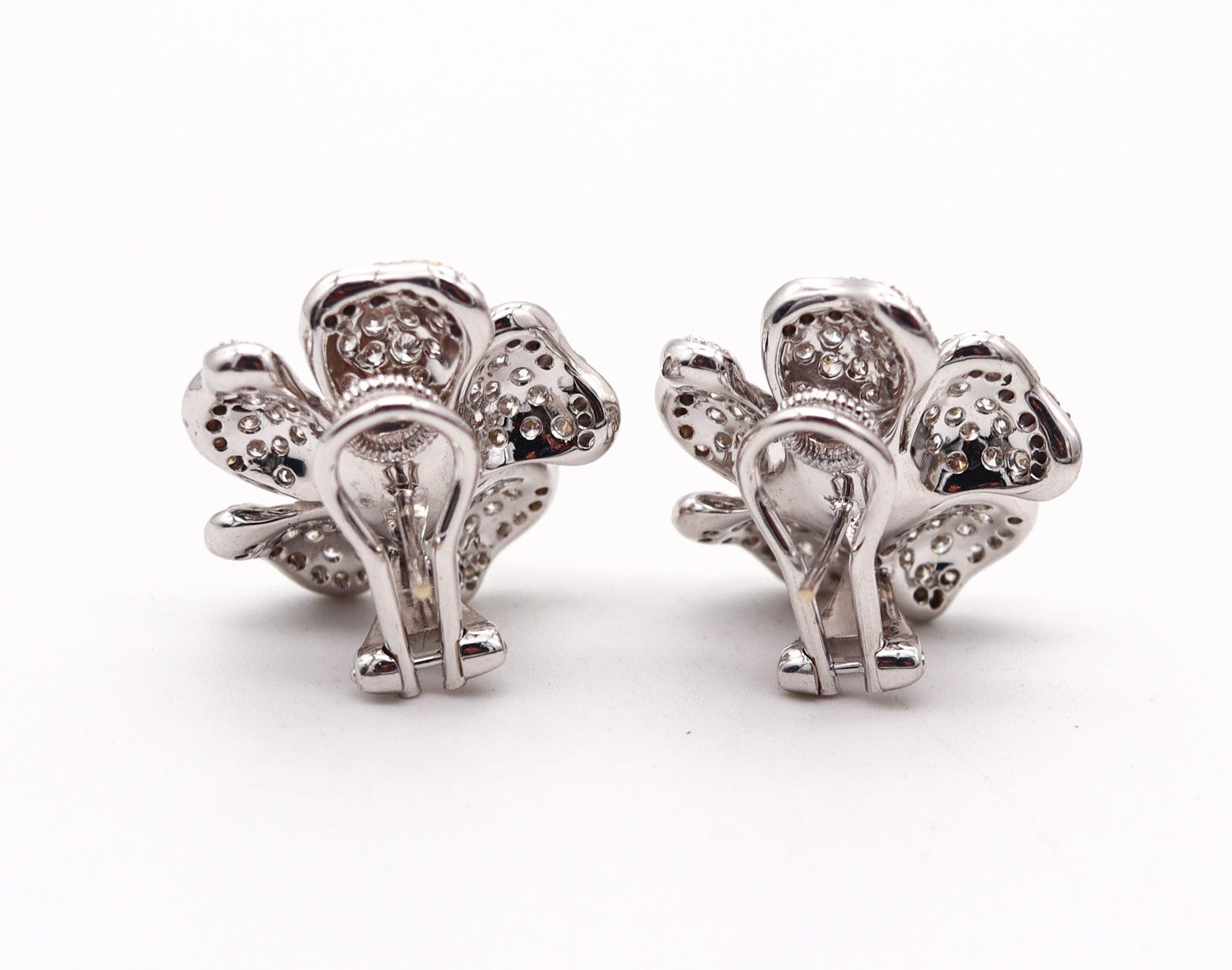 Modernista Orecchini a clip con fiori di Sabbadini in oro bianco 18Kt con 3,78 Ctw di diamanti VS in vendita