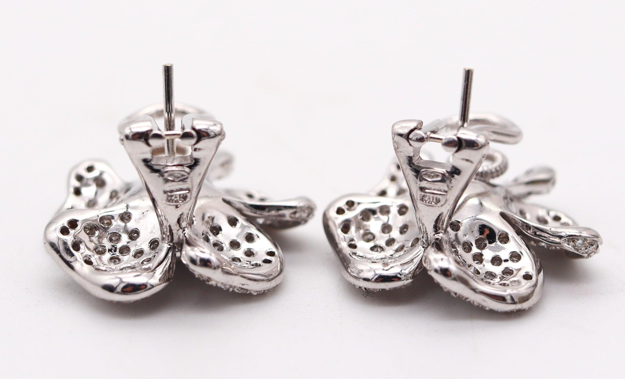 Taglio brillante Orecchini a clip con fiori di Sabbadini in oro bianco 18Kt con 3,78 Ctw di diamanti VS in vendita