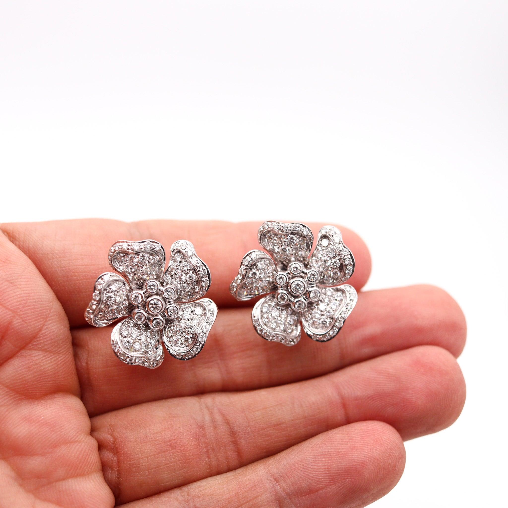 Orecchini a clip con fiori di Sabbadini in oro bianco 18Kt con 3,78 Ctw di diamanti VS In condizioni ottime in vendita a Miami, FL
