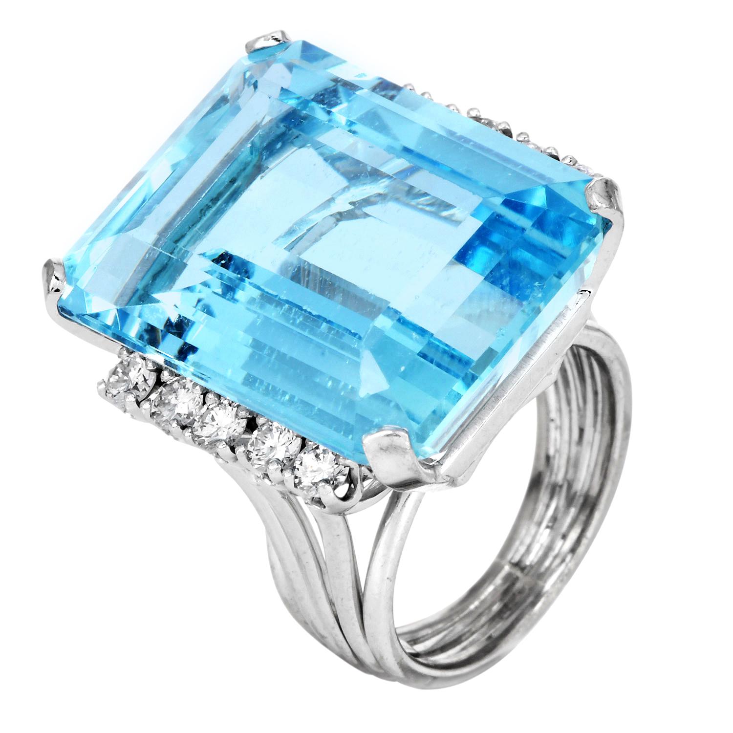 Dieser skulpturale Cocktailring von Sabbadini zeigt einen spektakulären natürlichen Aquamarin mit einem Gewicht von etwa 24,80 Karat, der vom GIA zertifiziert wurde. Der Aquamarin im Stufenschliff wird für seinen lebhaften ozeanblauen Farbton und