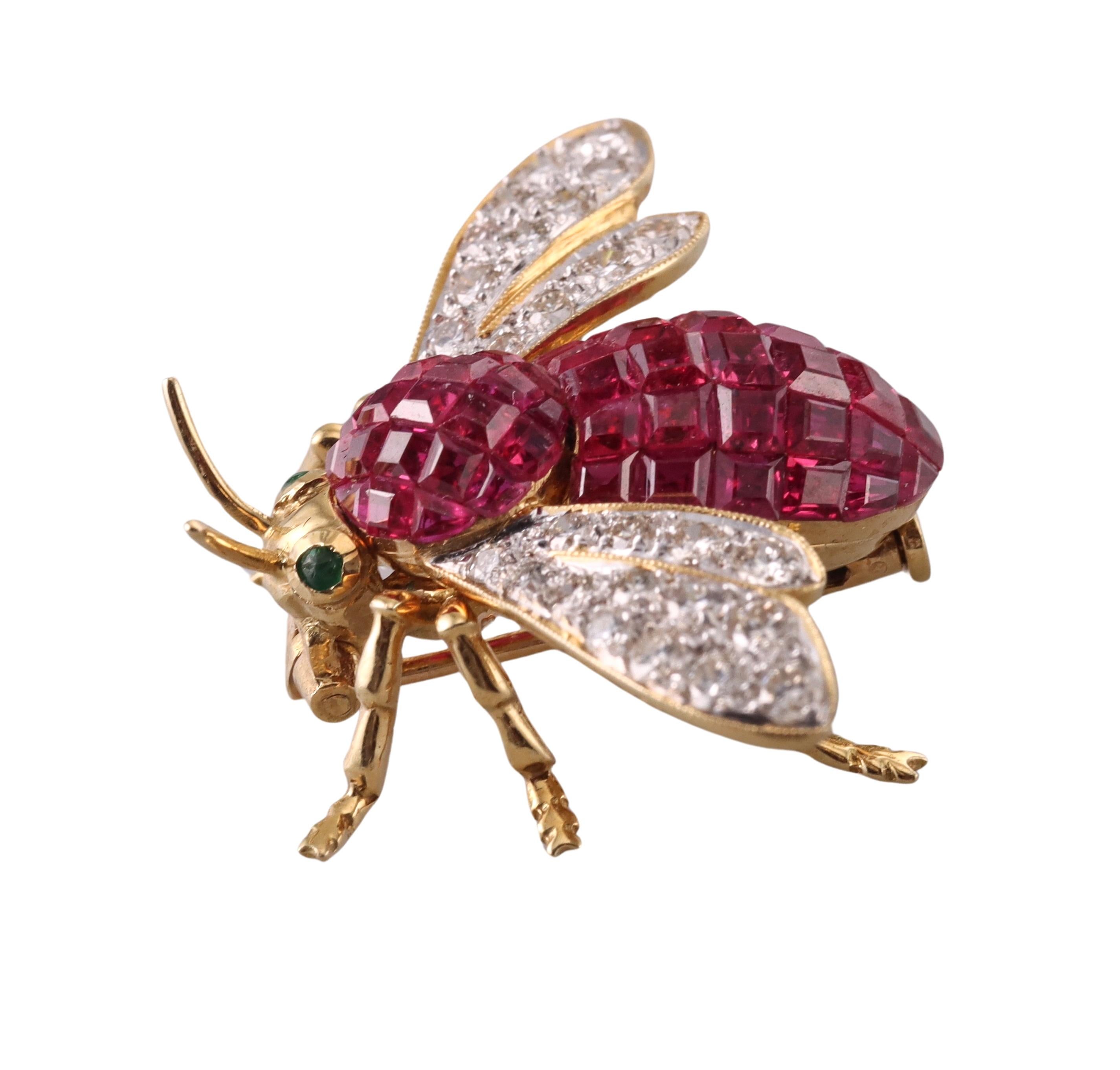 Sabbadini Invisible Set Ruby Diamond Emerald Gold Bee Brooch  In Excellent Condition For Sale In New York, NY