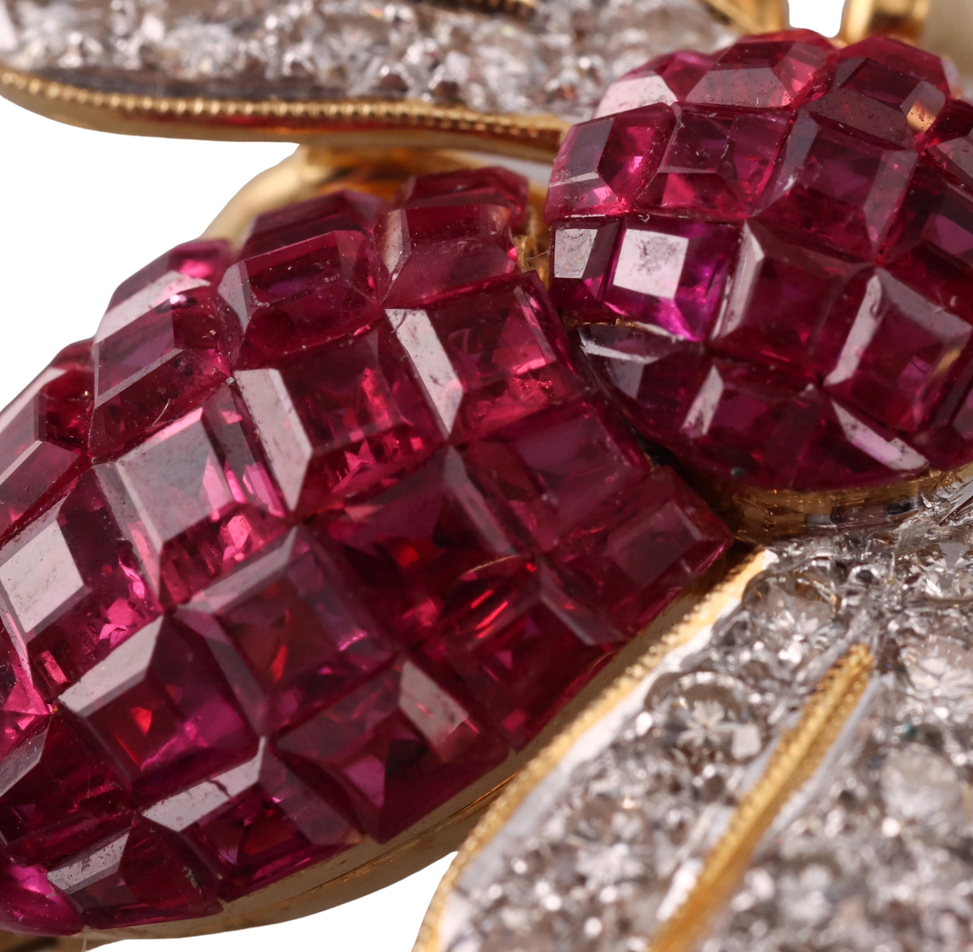 Sabbadini Invisible Set Ruby Diamond Emerald Gold Bee Brooch  For Sale 2