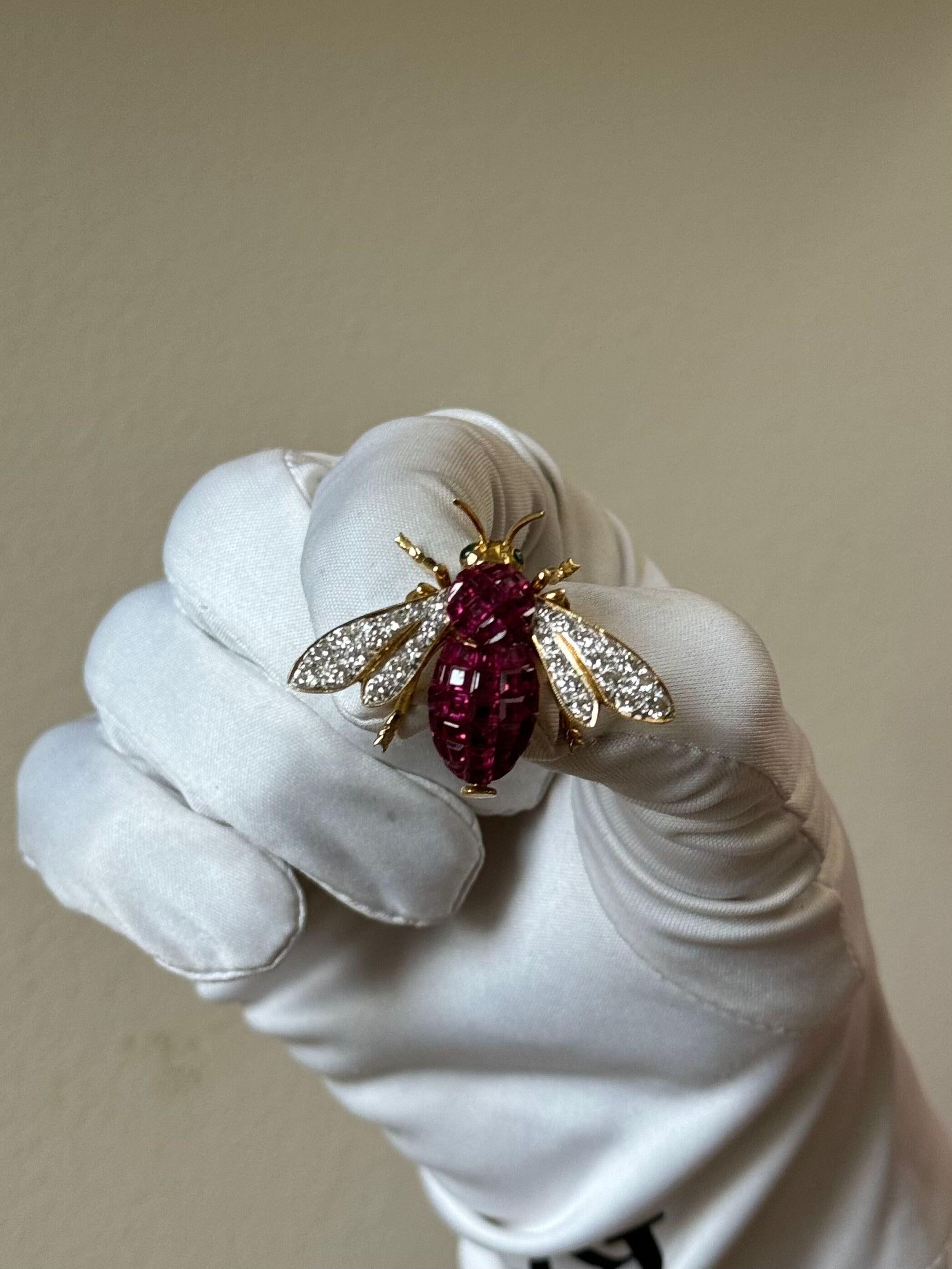 Sabbadini Invisible Set Ruby Diamond Emerald Gold Bee Brooch  For Sale 3