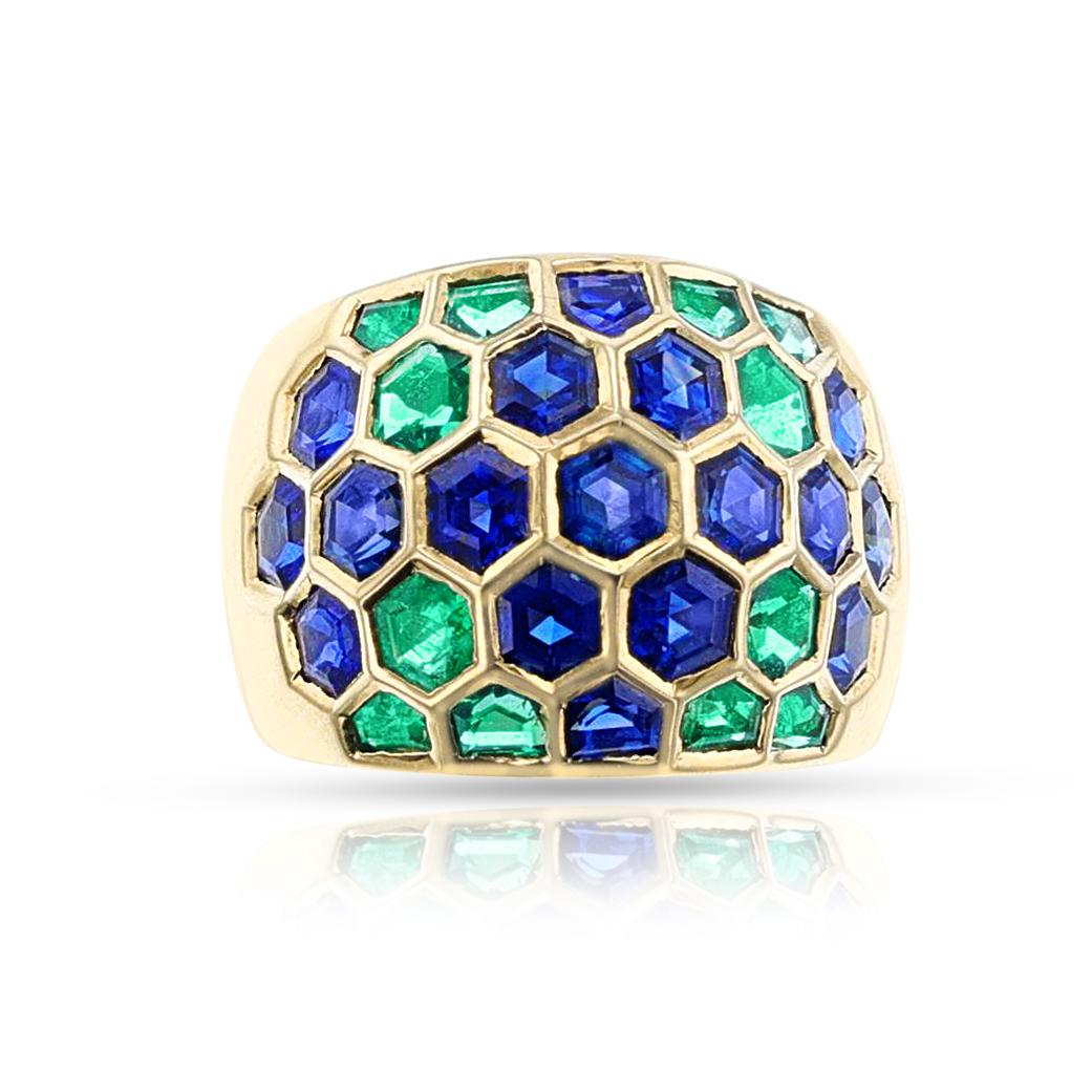 Anillo Bomba Hexagonal de Esmeralda y Zafiro Sabbadini Milano, de Oro Amarillo de 18 quilates. Tamaño del anillo 7. El peso total es de 14,68 gramos. Los zafiros pesan unos 6 quilates y las esmeraldas unos 2,80 quilates.