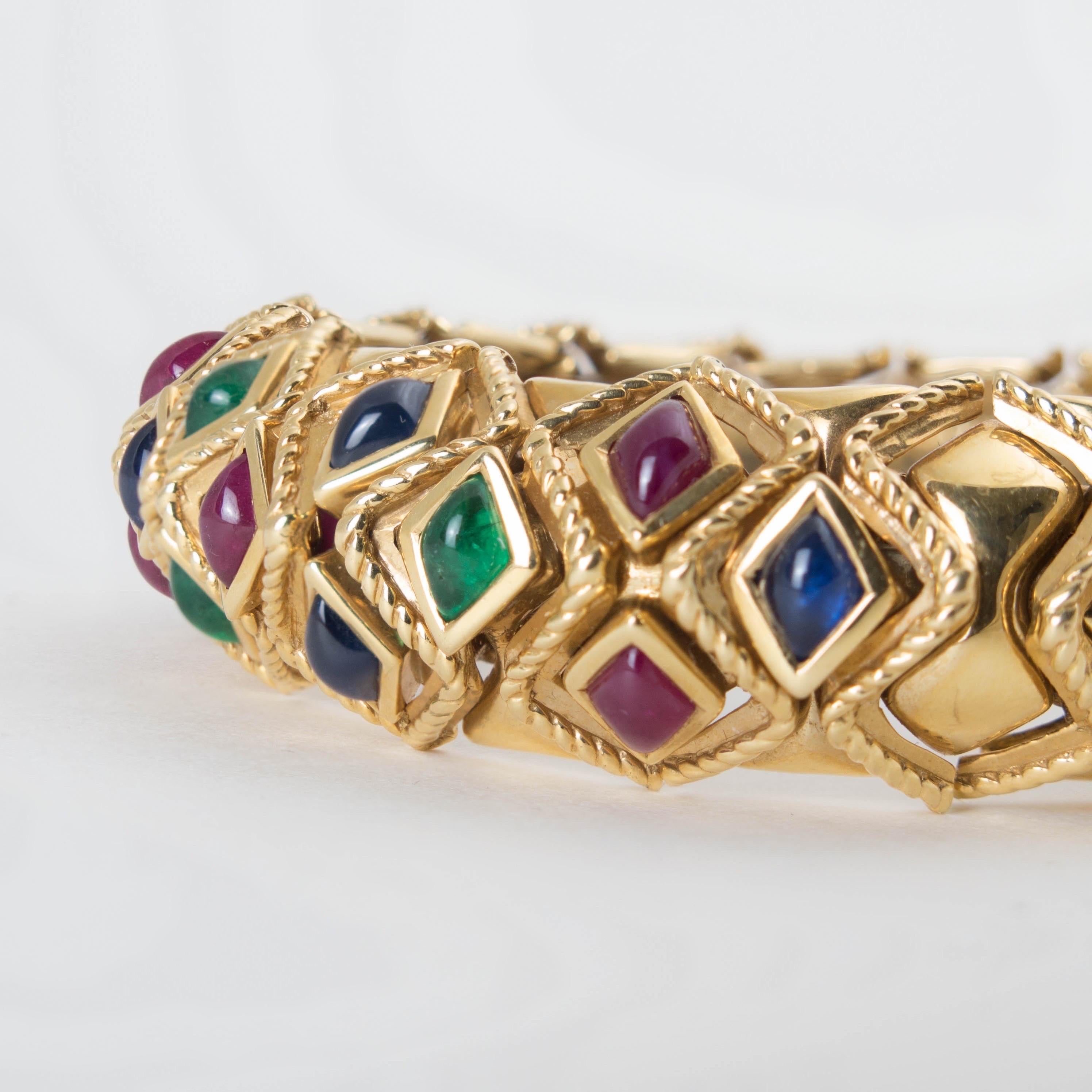 Impressionnant bracelet en or 18 carats avec plusieurs pierres précieuses par Sabbadini.
Les pierres sont des rubis, des émeraudes et des saphirs cabochons sertis dans des maillons en forme de losange.
Circa 1980's
Signé Sabbadini Milano. Marquez