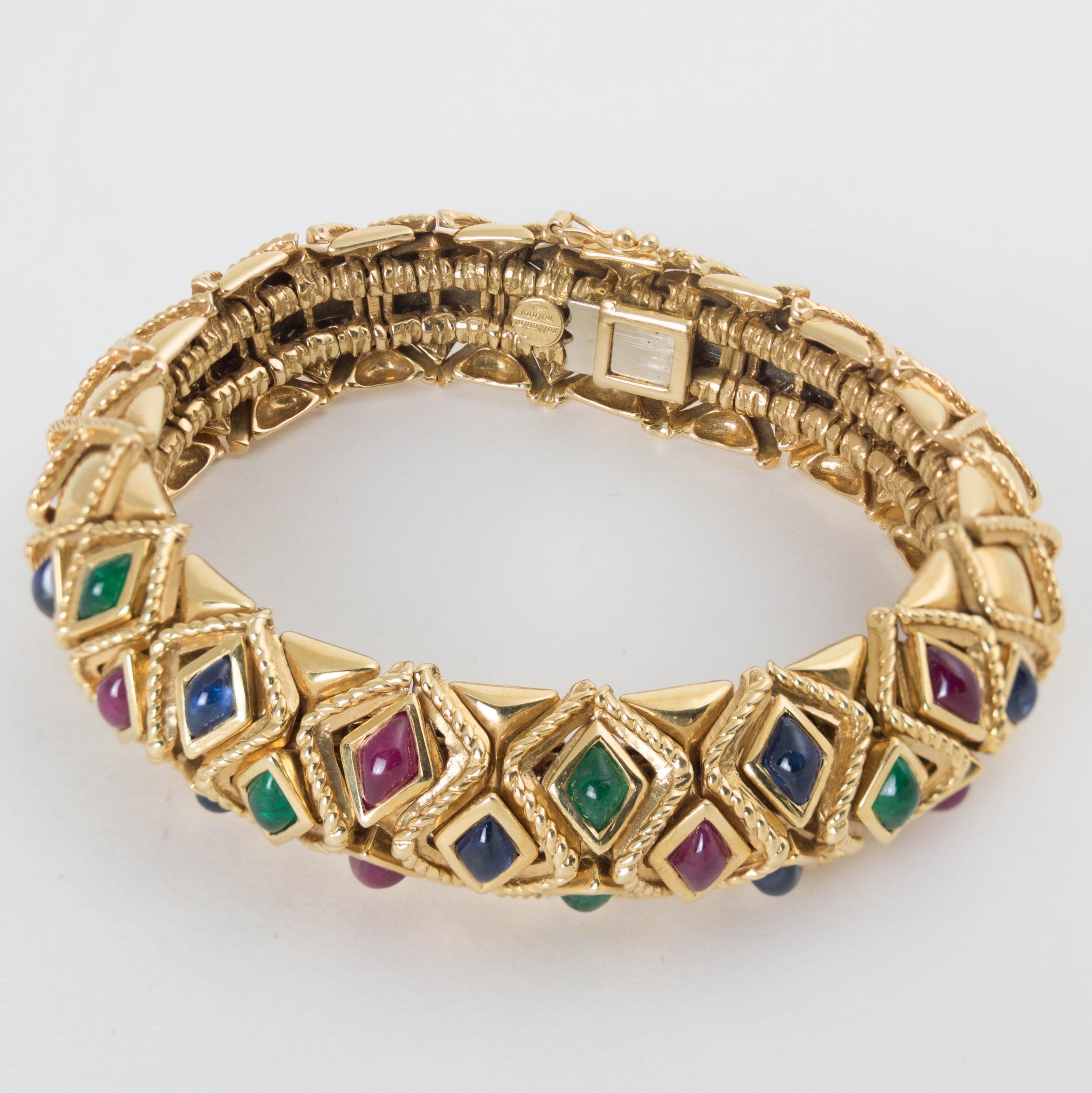 Moderne Sabbadini ruby emerald sapphire 18k gold bracelet bangle en vente