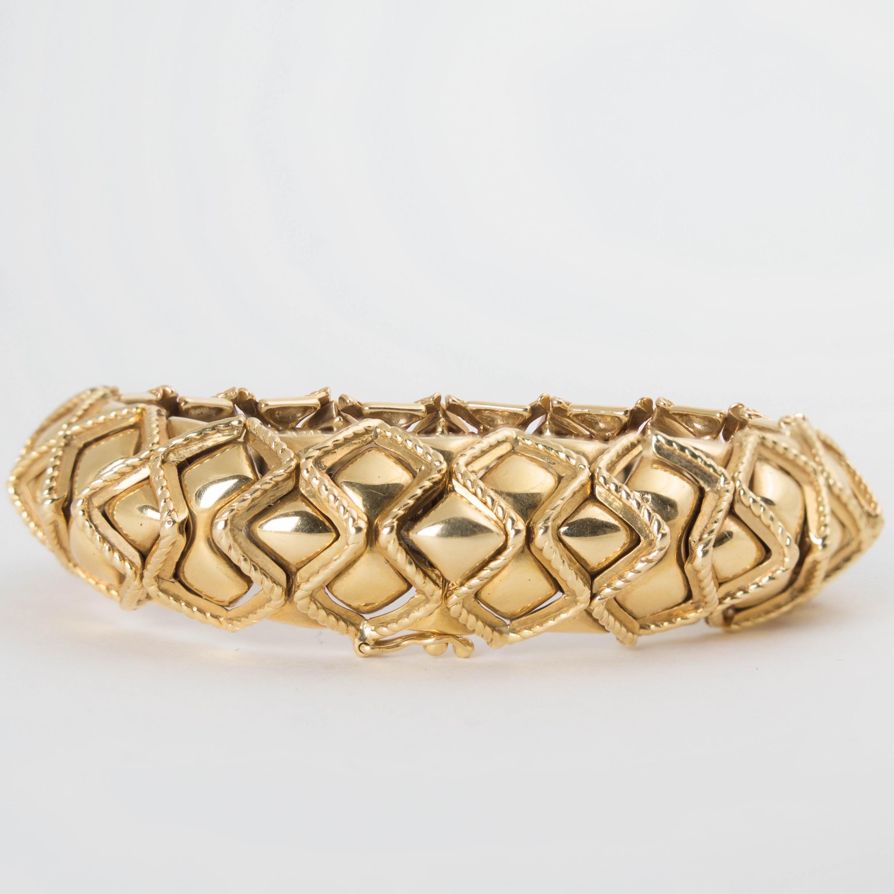 Taille cabochon Sabbadini ruby emerald sapphire 18k gold bracelet bangle en vente