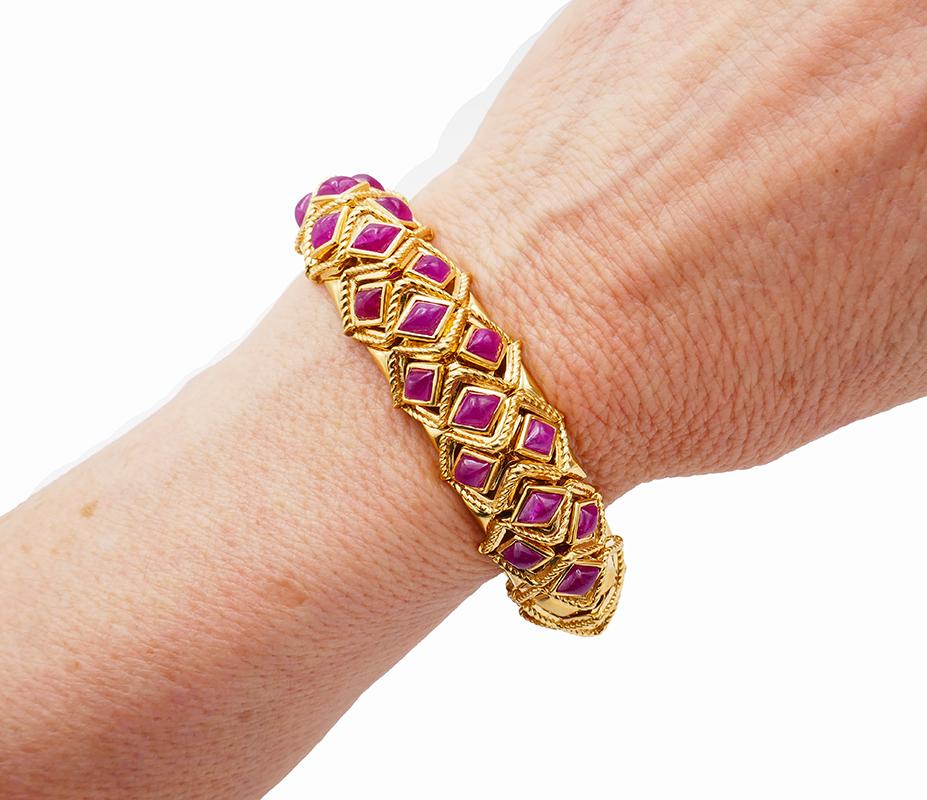 18k gold ruby bracelet by Sabbadini created in Italy in the 1980s. This vintage bracelet is made of 18 karat yellow gold and features nineteen rhombus cabochon ruby. The rubies measure in average 6.3 x 4.2 mm. This Sabbadini bracelet is very