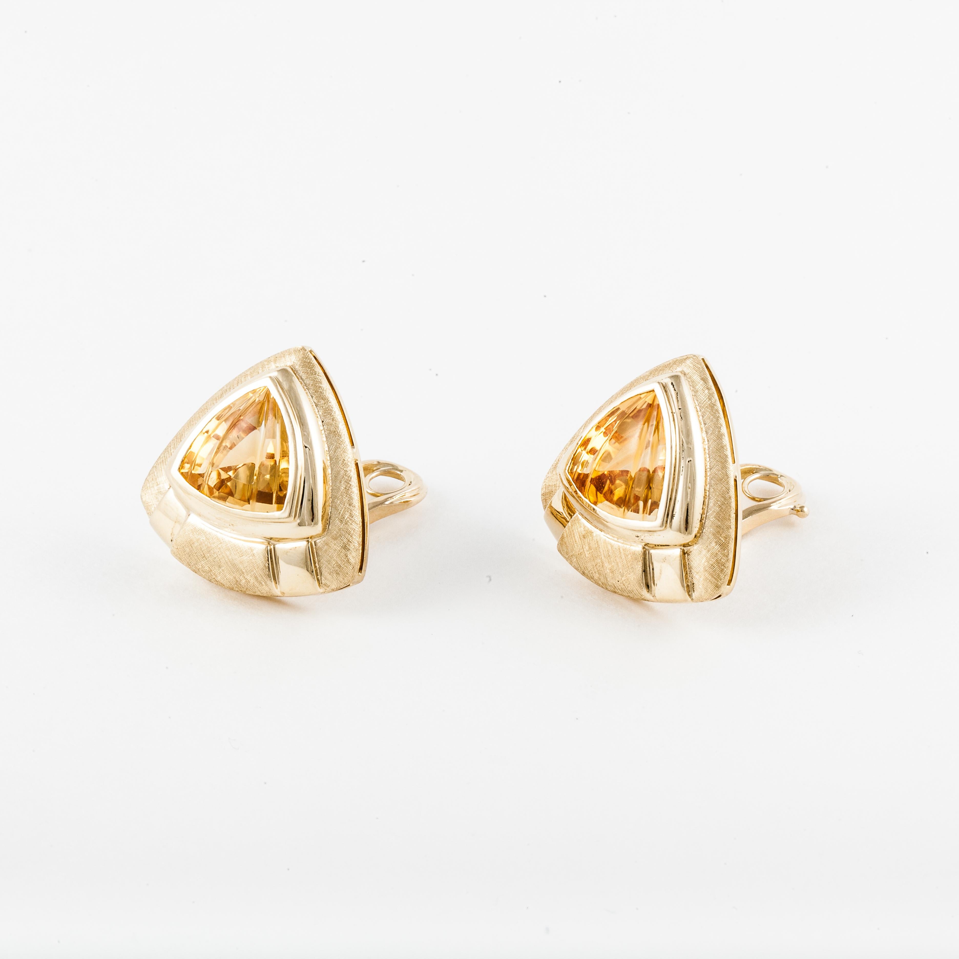 Sabbadini-Ohrringe aus 18 Karat Gelbgold mit Zitrinen im Treppenstufenschliff.  Die Oberfläche ist sowohl hochglanzpoliert als auch strukturiert.  Diese sind Clip-Stil Ohrringe, die 1 1/16 Zoll durch 1 1/16 Zoll messen.