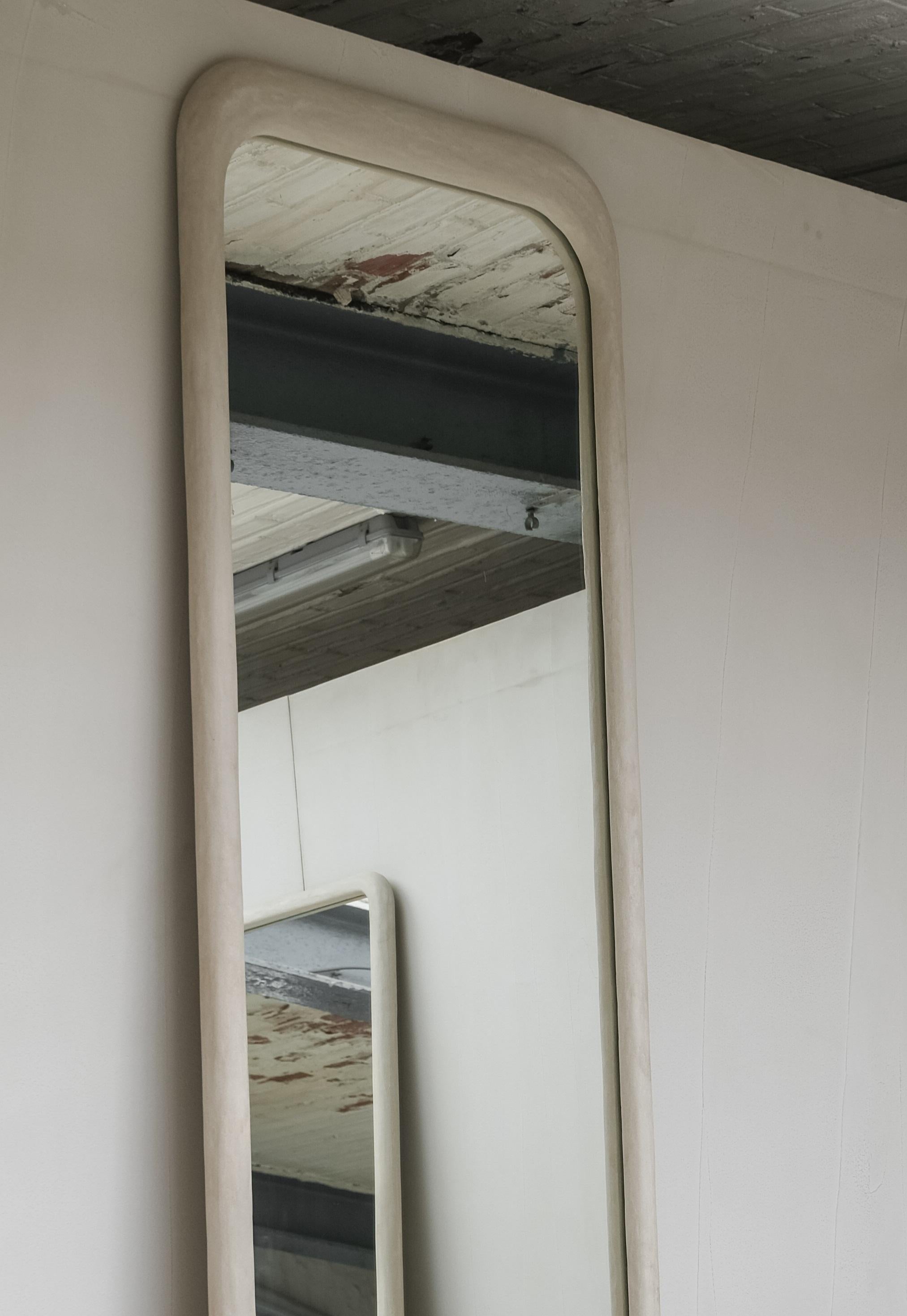 Sabbia Großer Bodenspiegel aus Holz und farbigem Mineralkalkputz von Dennis Kaiser (Sonstiges) im Angebot