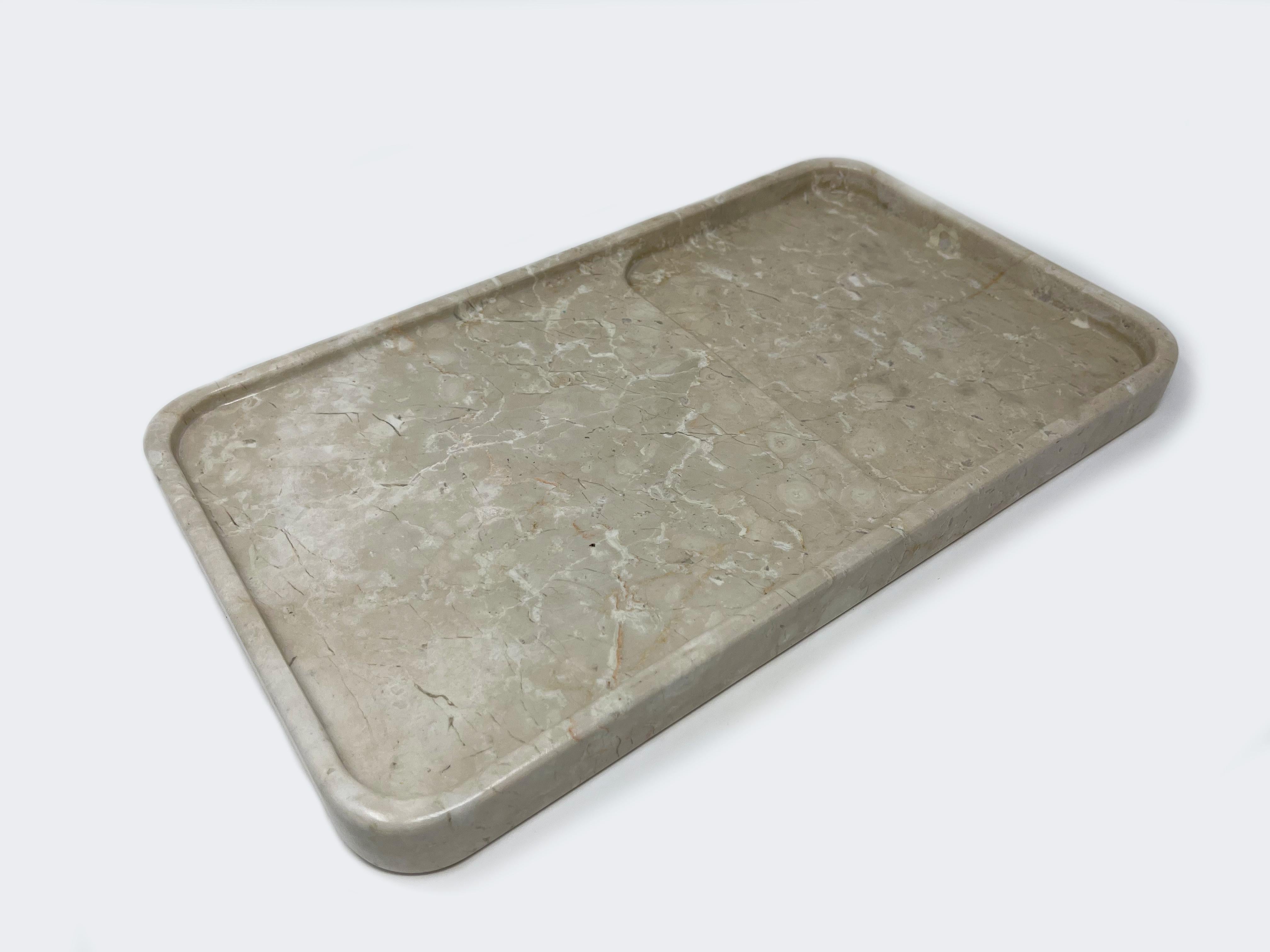 La bandeja Sabbia, fabricada íntegramente en mármol, puede utilizarse como portaobjetos y vacía bolsillos en casa o en la oficina. 

Esta elegante bandeja de mármol también es perfecta para un aperitivo, colocando los aperitivos en la parte hueca y