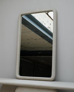 Sabbia Espejo pequeño de madera y cal mineral coloreada de Dennis Kaiser